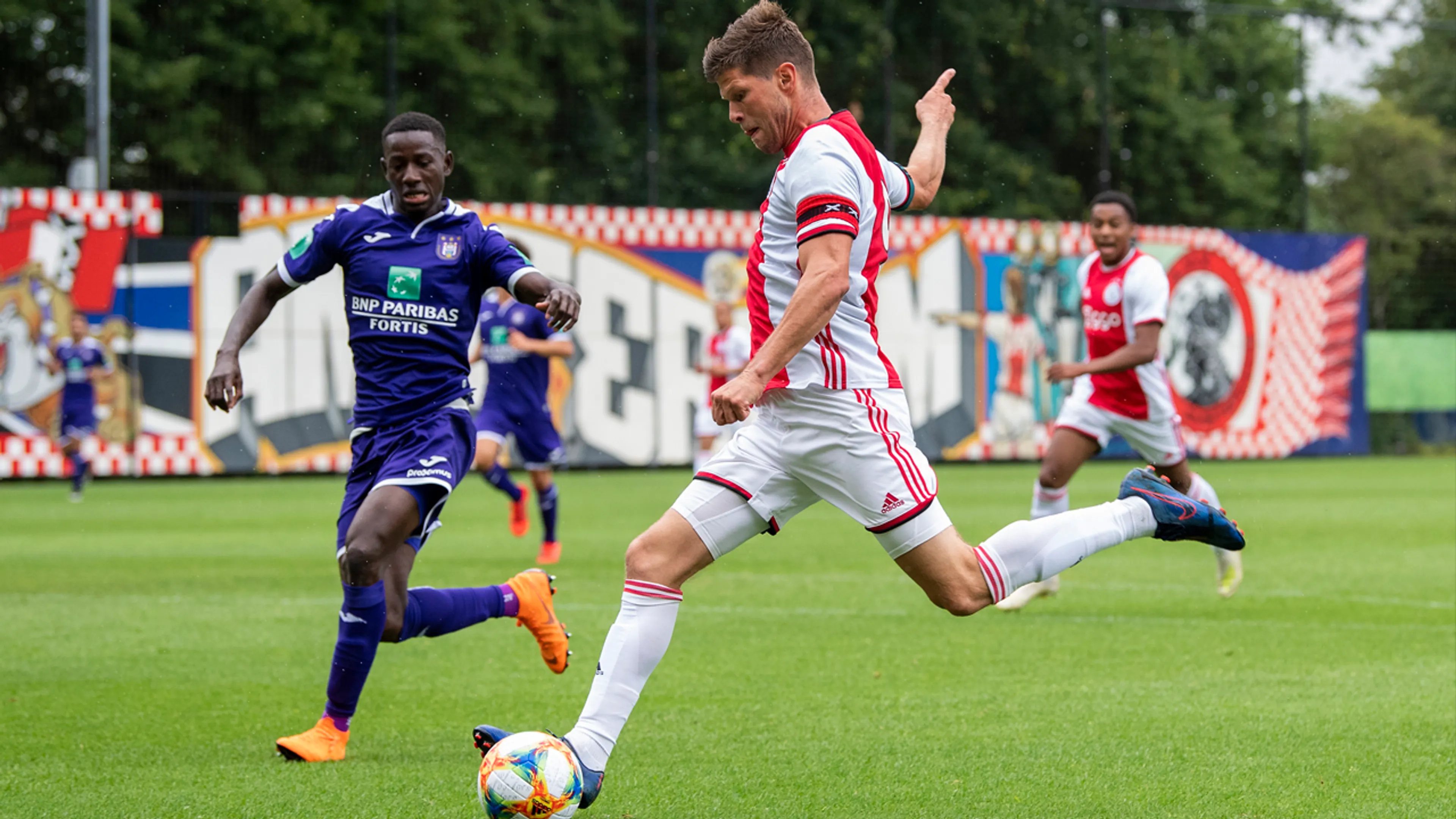 Ajax ruim langs Anderlecht op De Toekomst