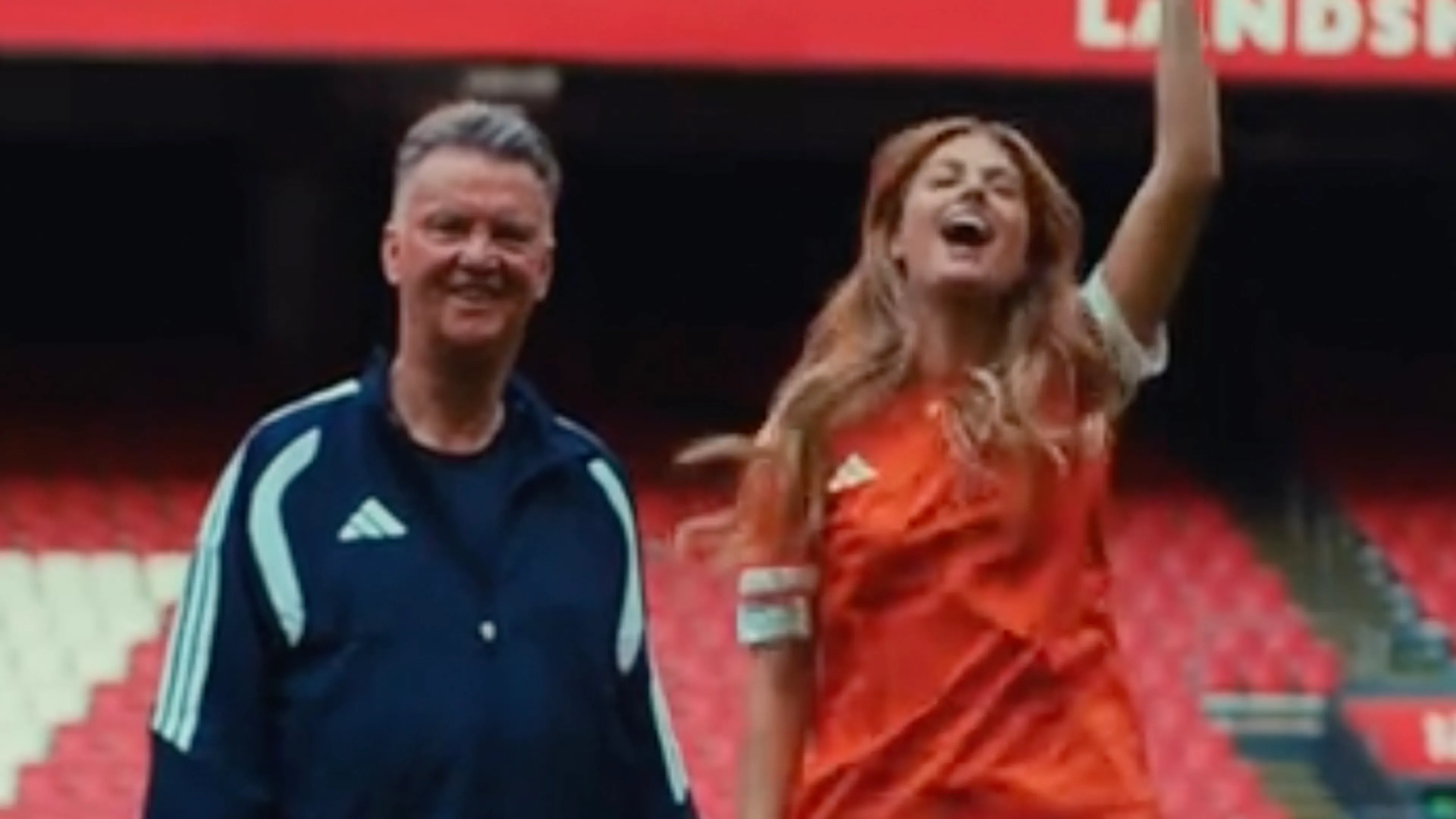 Roxy Dekker geeft tijdens Eredivisie-seizoen concert in ArenA, hoofdrol Van Gaal in aankondiging