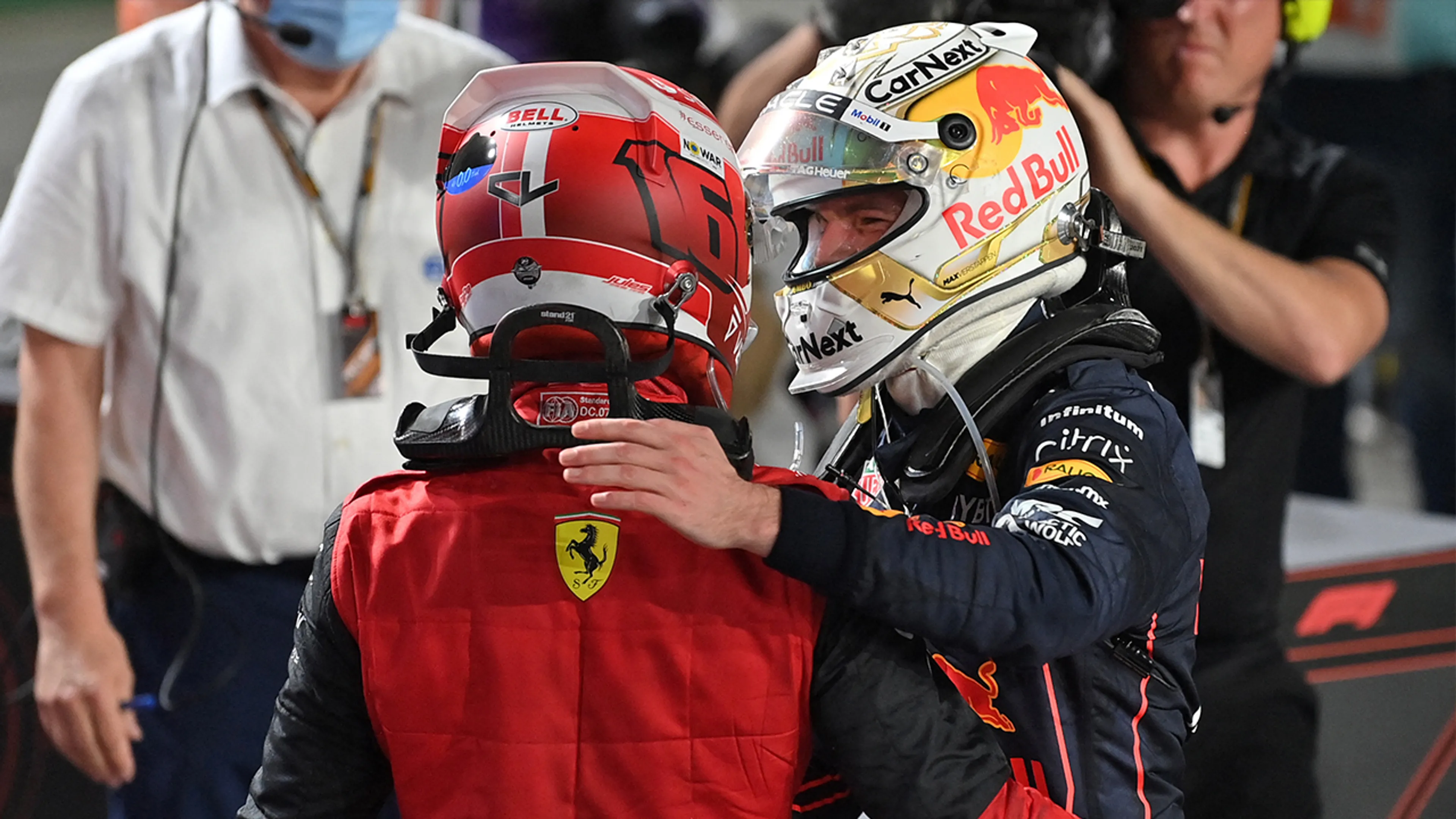 Leclerc geniet van 'hard maar fair' racen tegen Verstappen: 'Elke race zou zo moeten zijn'