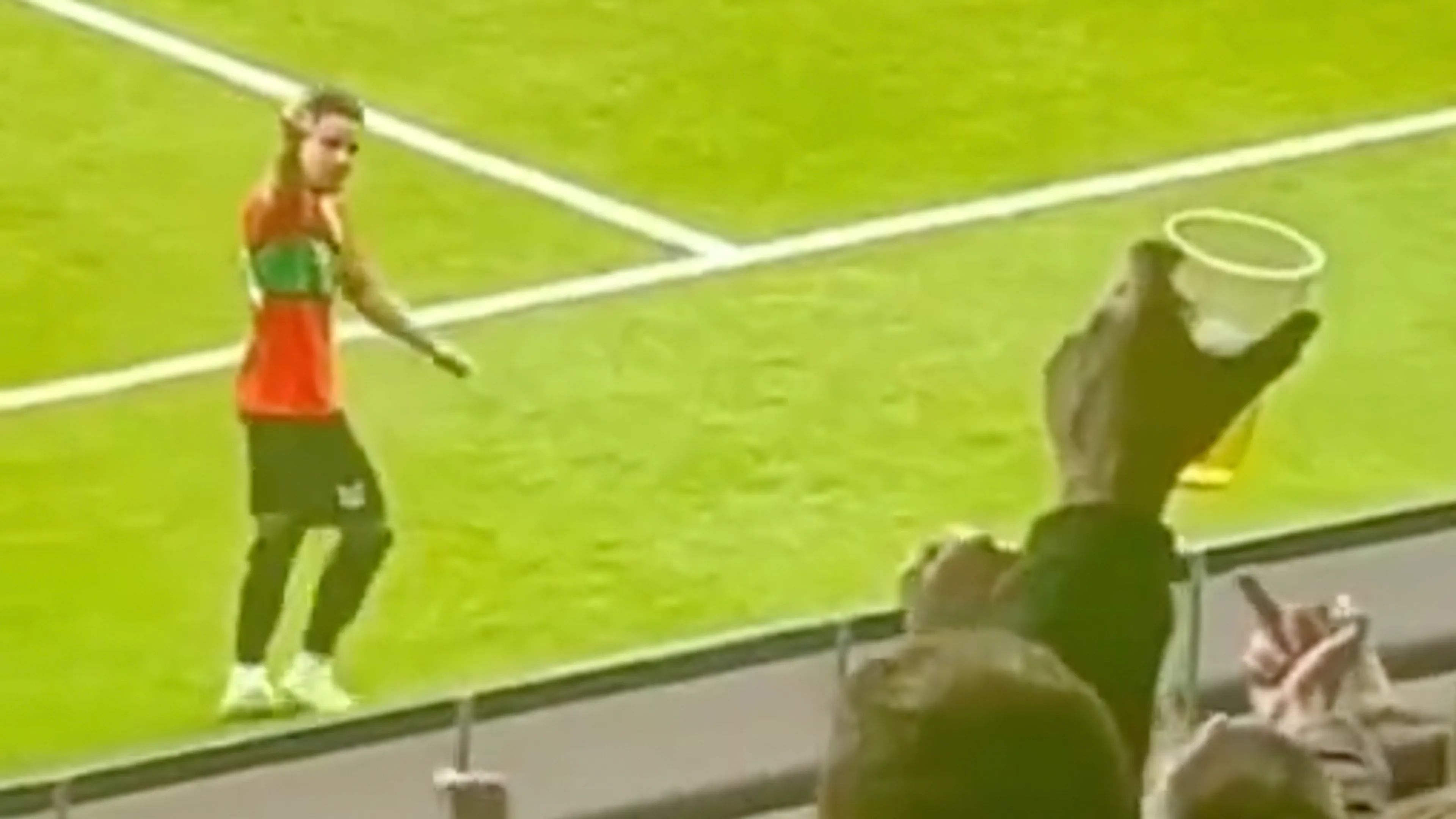 Video: NEC'er Verdonk steekt middelvinger op richting provocerende Eagles-fans