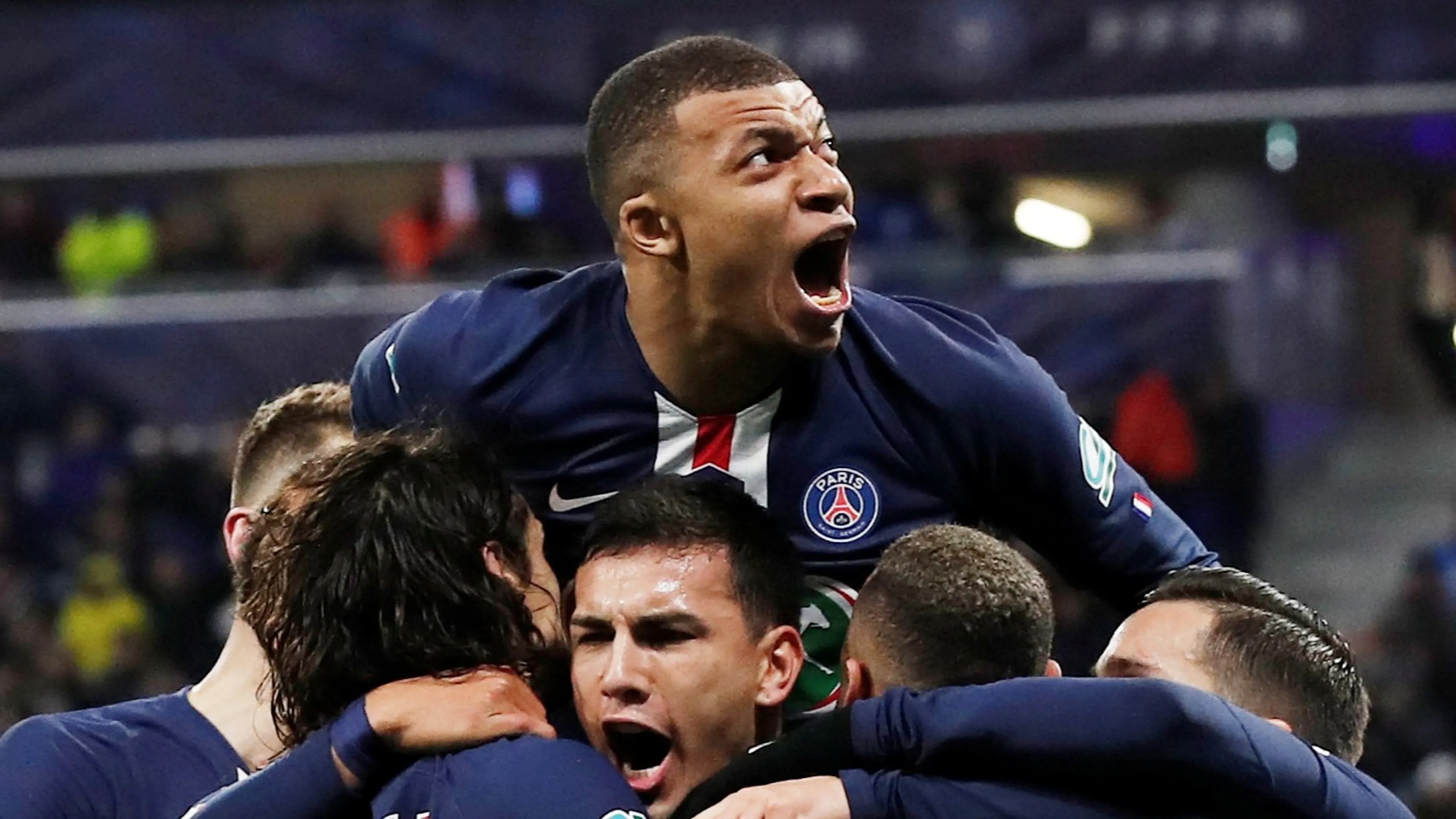 Mbappé met een FENOMENALE wereldgoal!