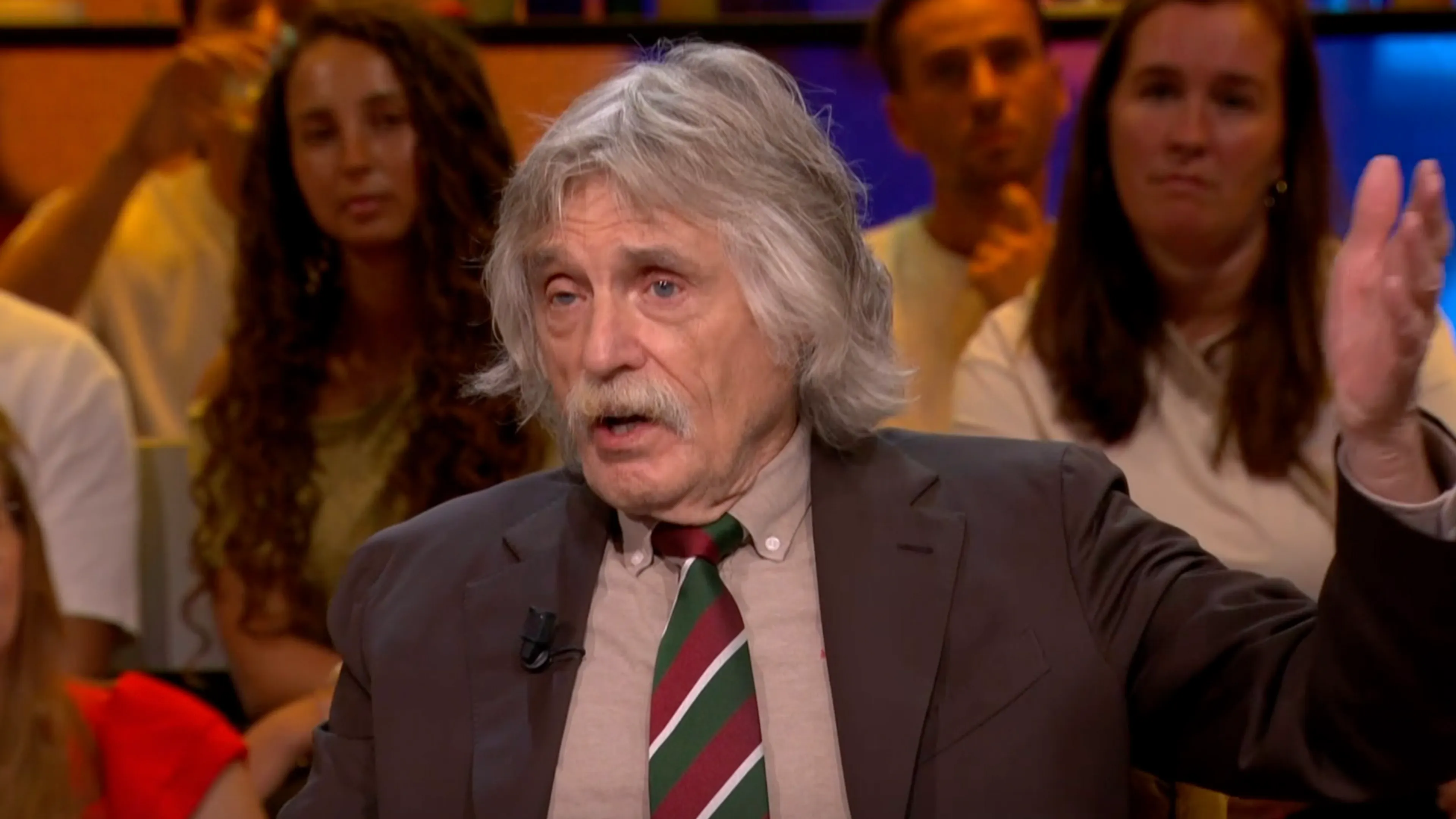 Johan Derksen over Vandaag Inside Oranje-bargast: 'Hij vindt zichzelf een Hollywood-ster!'