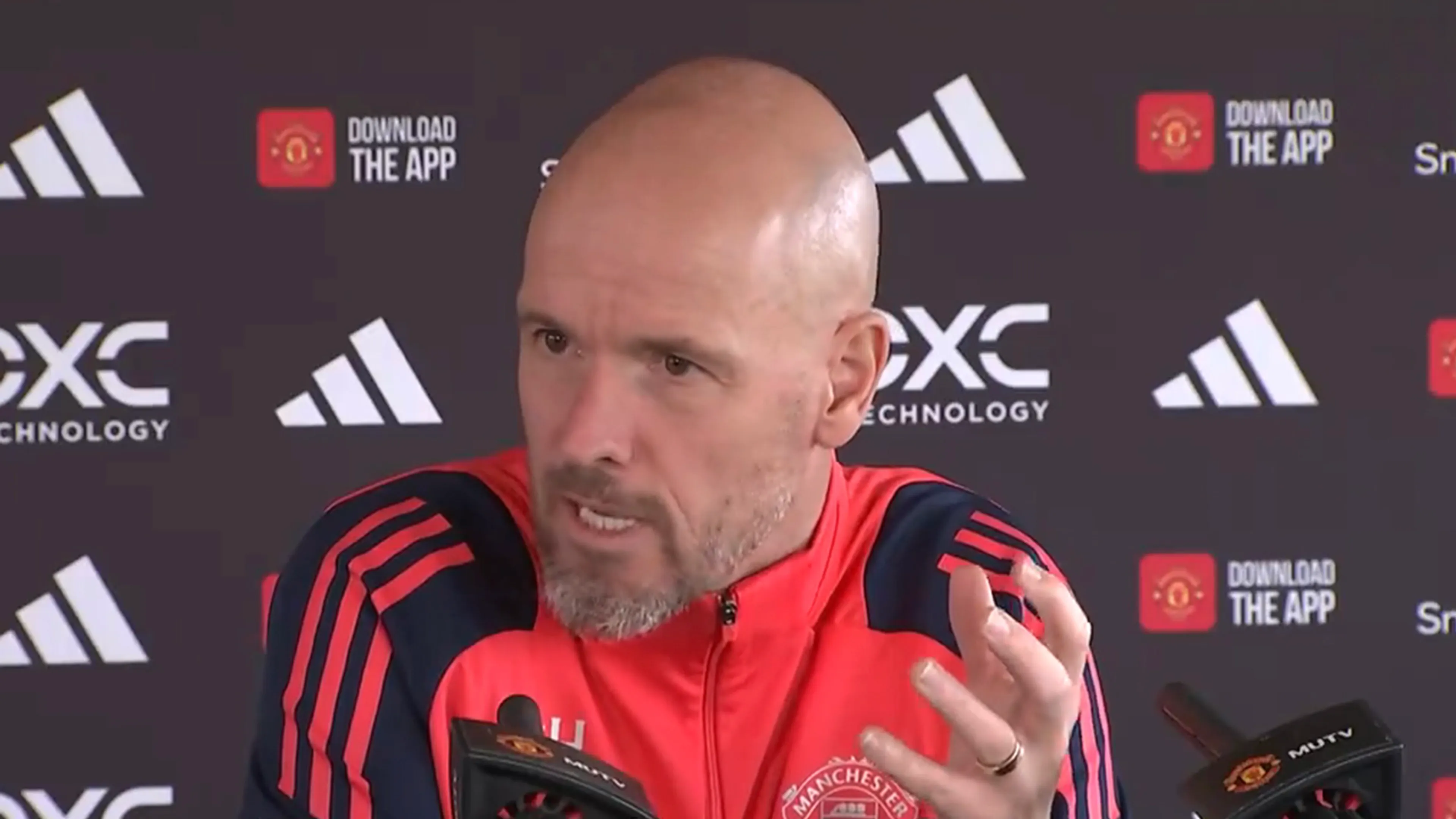 Video: Erik ten Hag haalt op persconferentie uit naar BBC-analist: 'Domme analyse!'