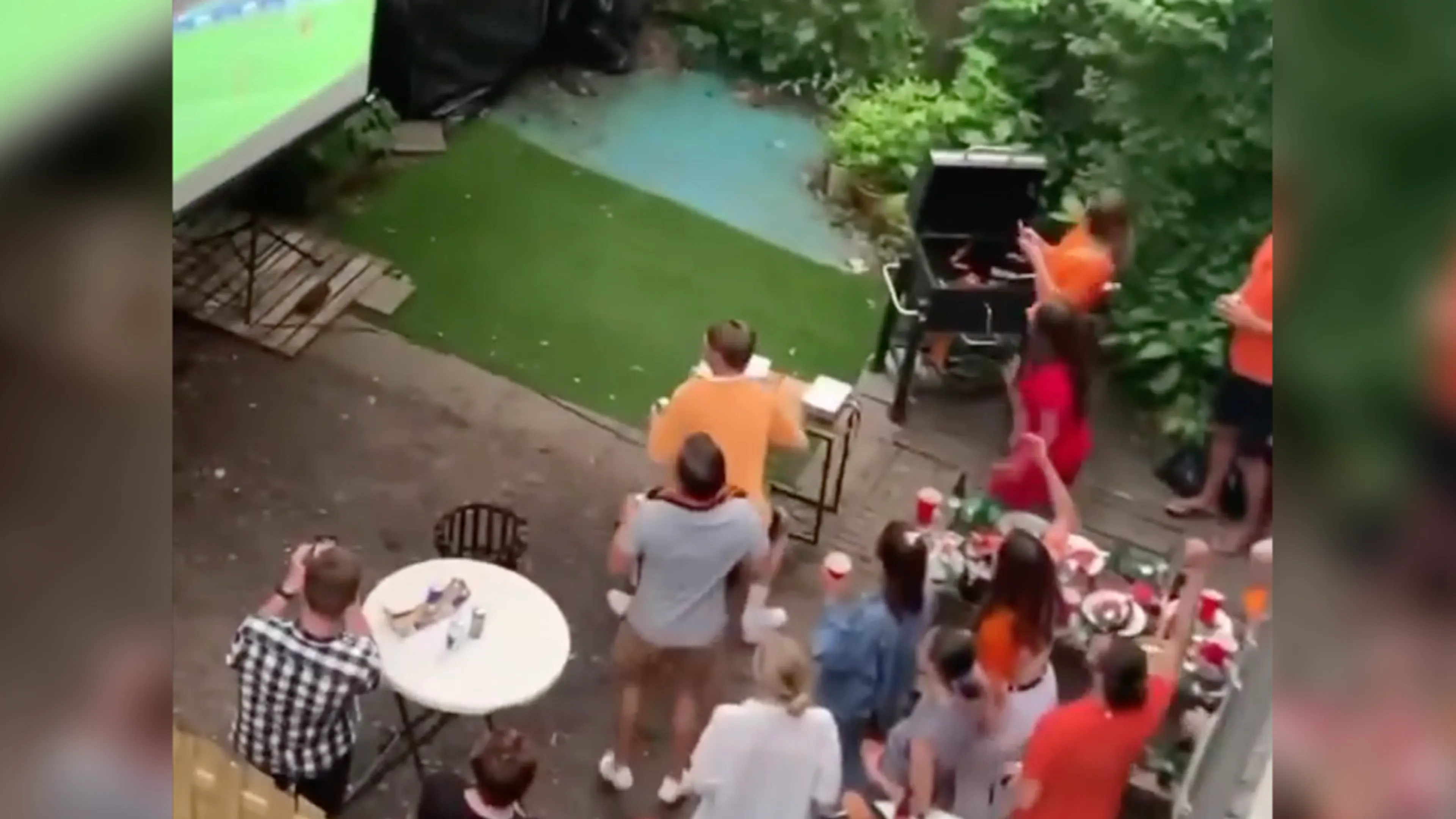 GOUD! Oranje-fans nemen buren met vertraagde stream in de maling