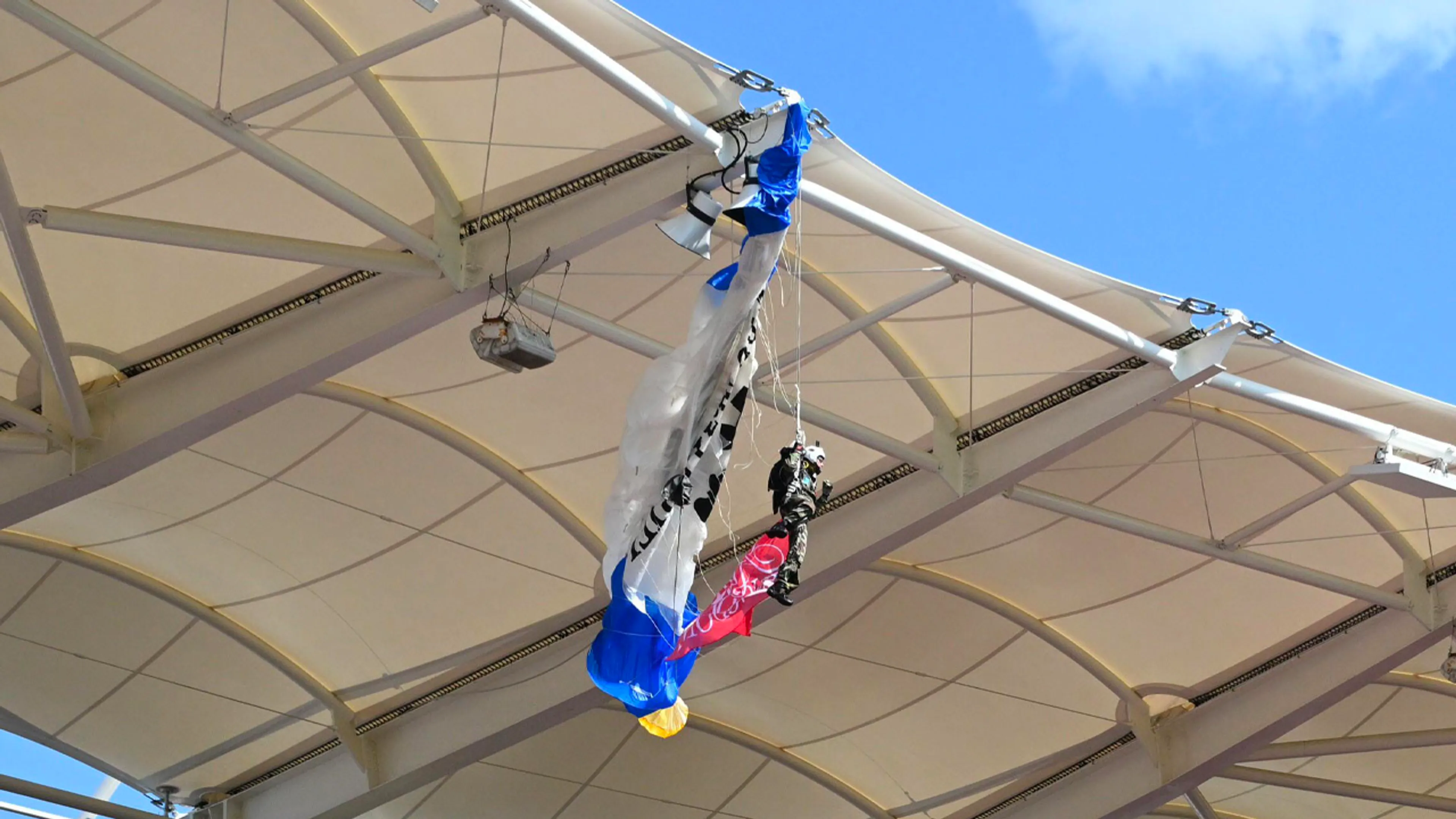 Rugbywedstrijd uitgesteld nadat parachutist met wedstrijdbal vastzat aan dak stadion