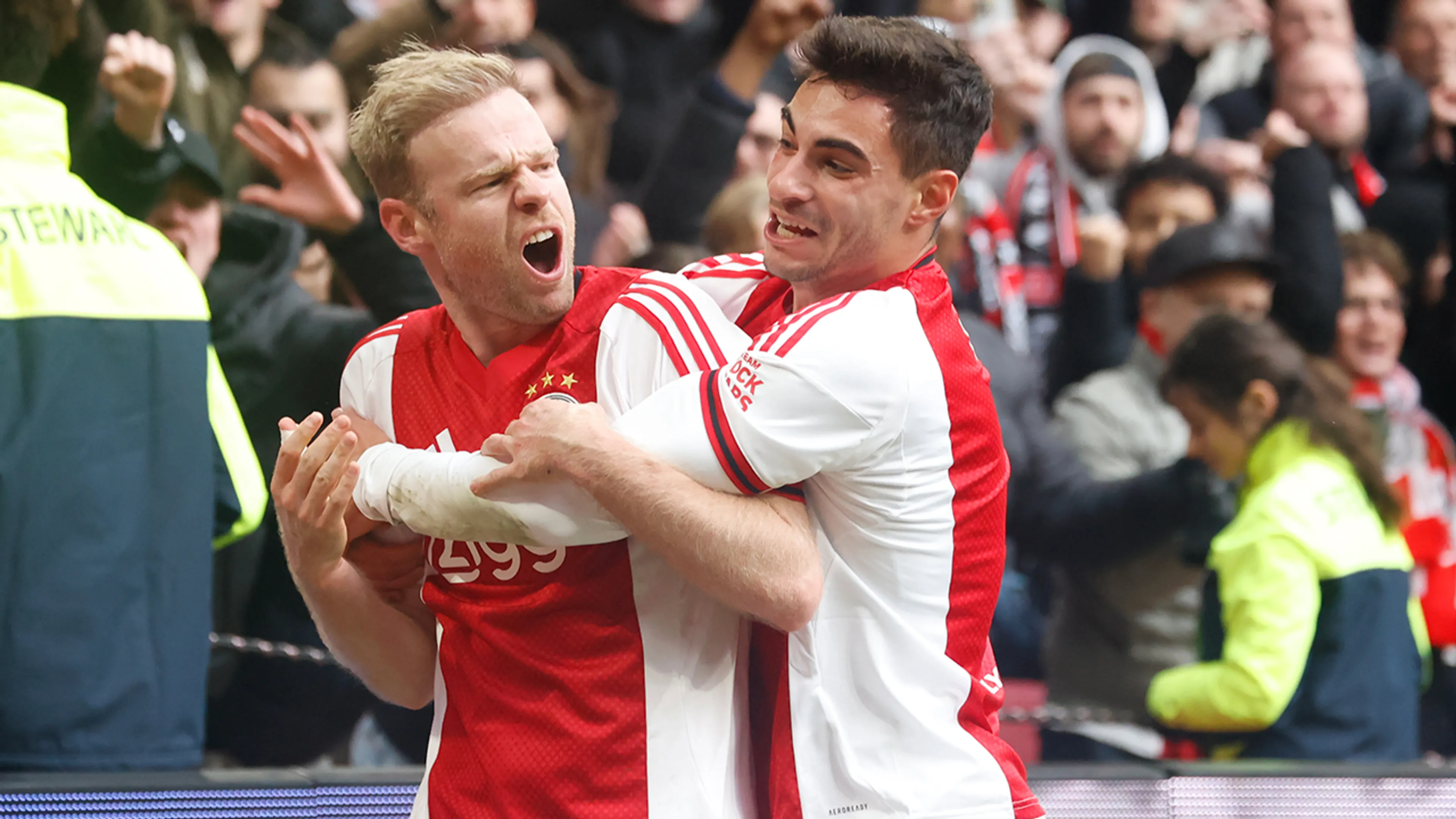 Ajax brengt aartsrivaal Feyenoord verder in problemen met vierde zege op rij