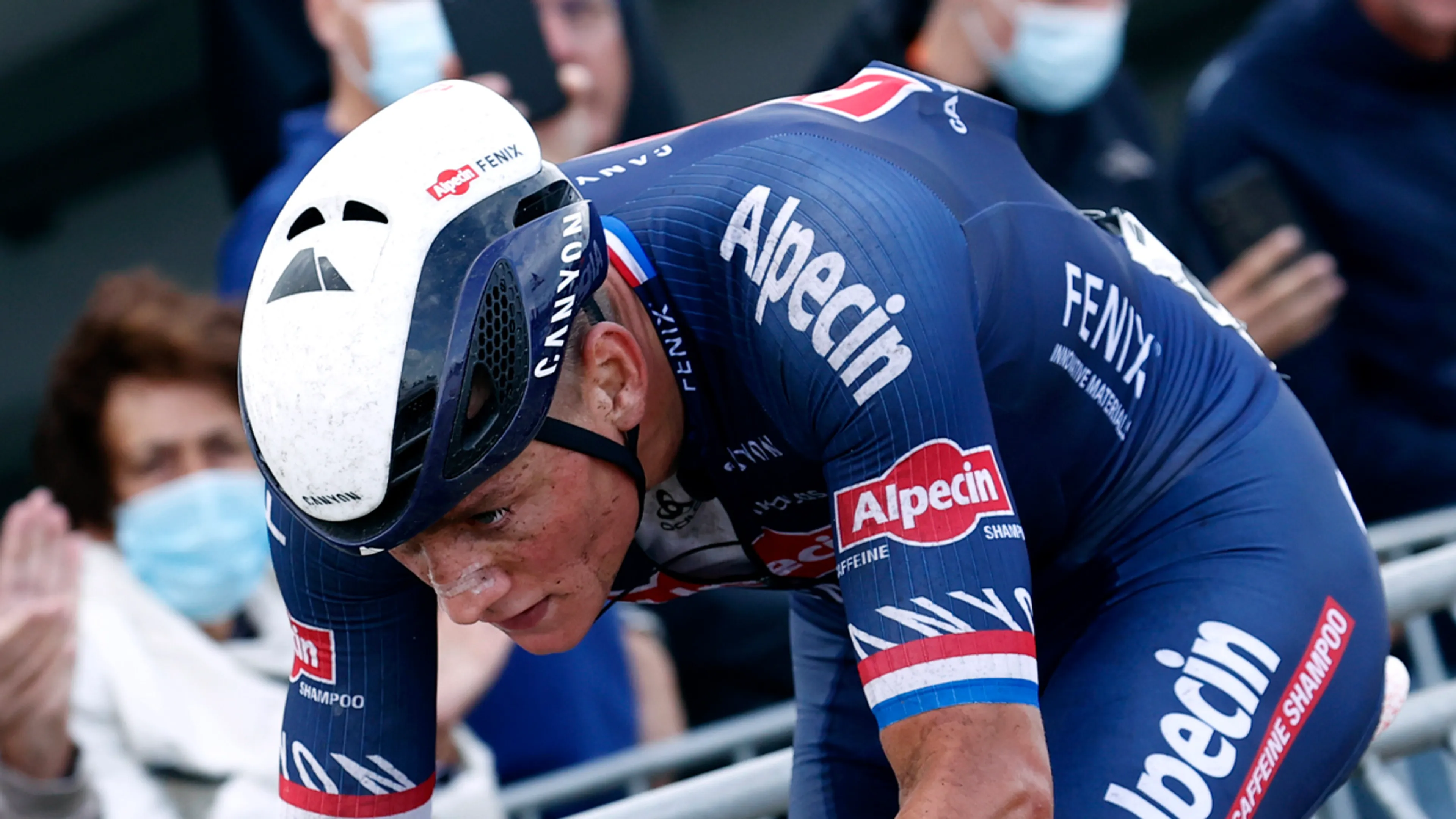 IJzersterke Van der Poel sloopt gehele peloton en wint NK op de weg