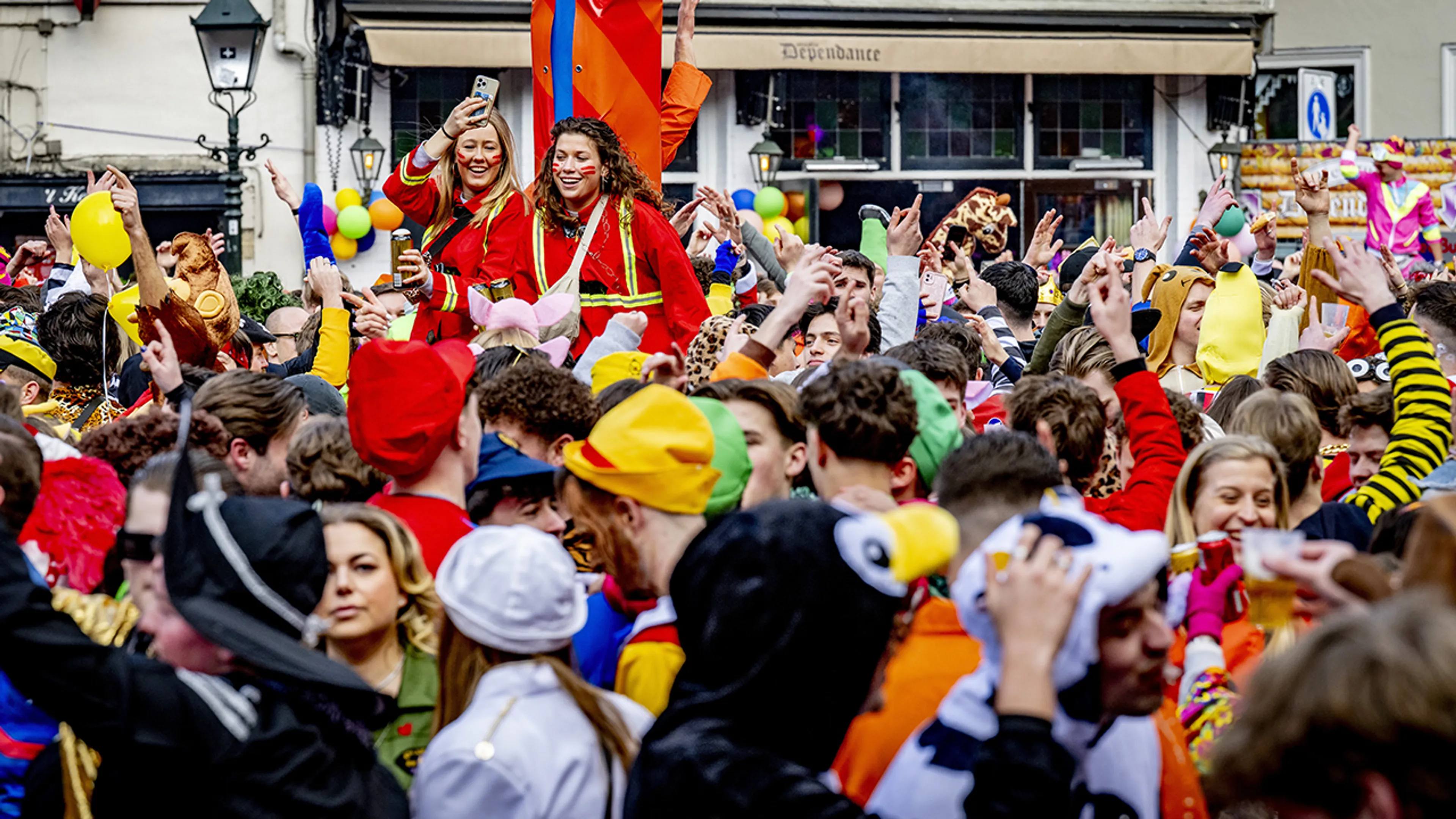 Minister Volksgezondheid roept op: 'Ga niet naar carnaval als je verkouden bent'