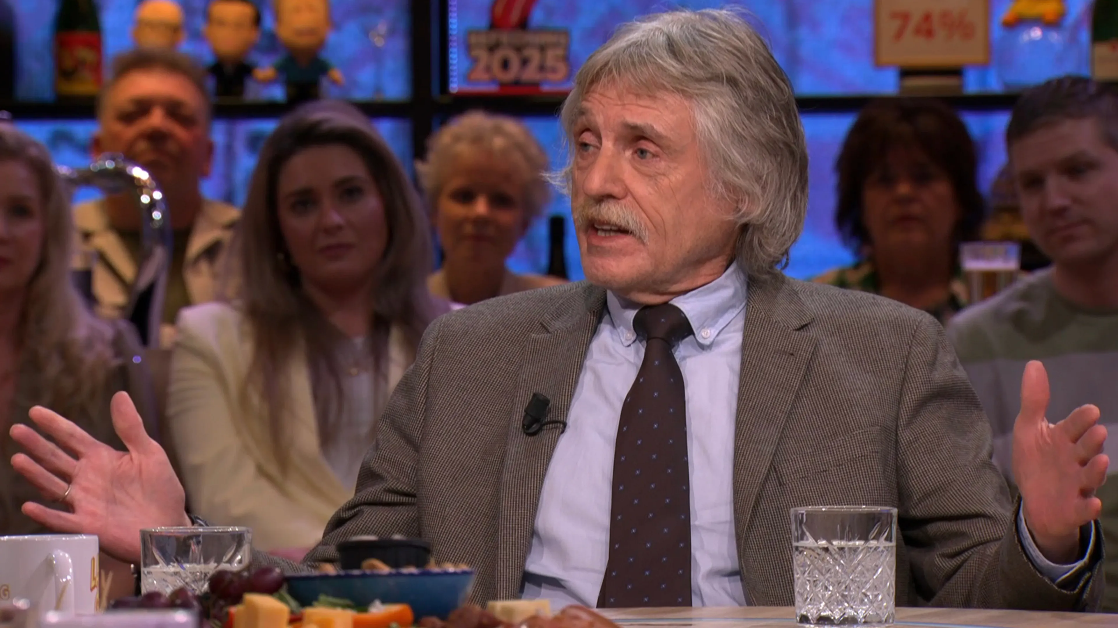Johan Derksen begrijpt niets van voorrang statushouders: 'Nederlanders wachten tien jaar op een woning!'