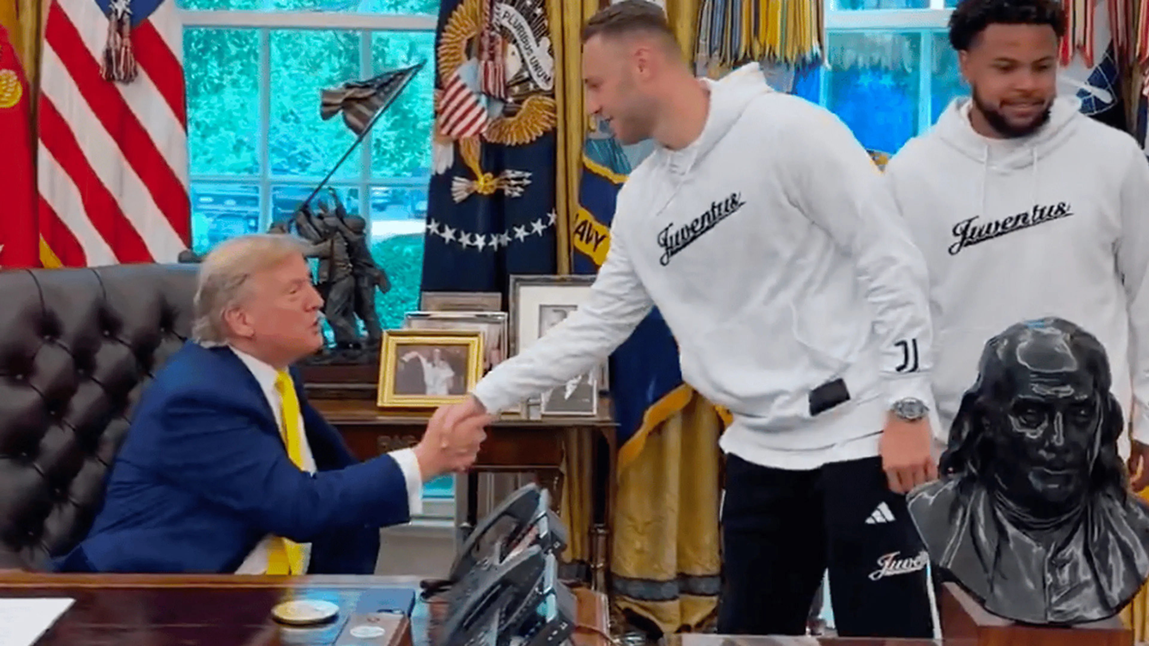 Video: Trump confronteert Koopmeiners en Juventus-selectie met politiek zeer beladen vraag
