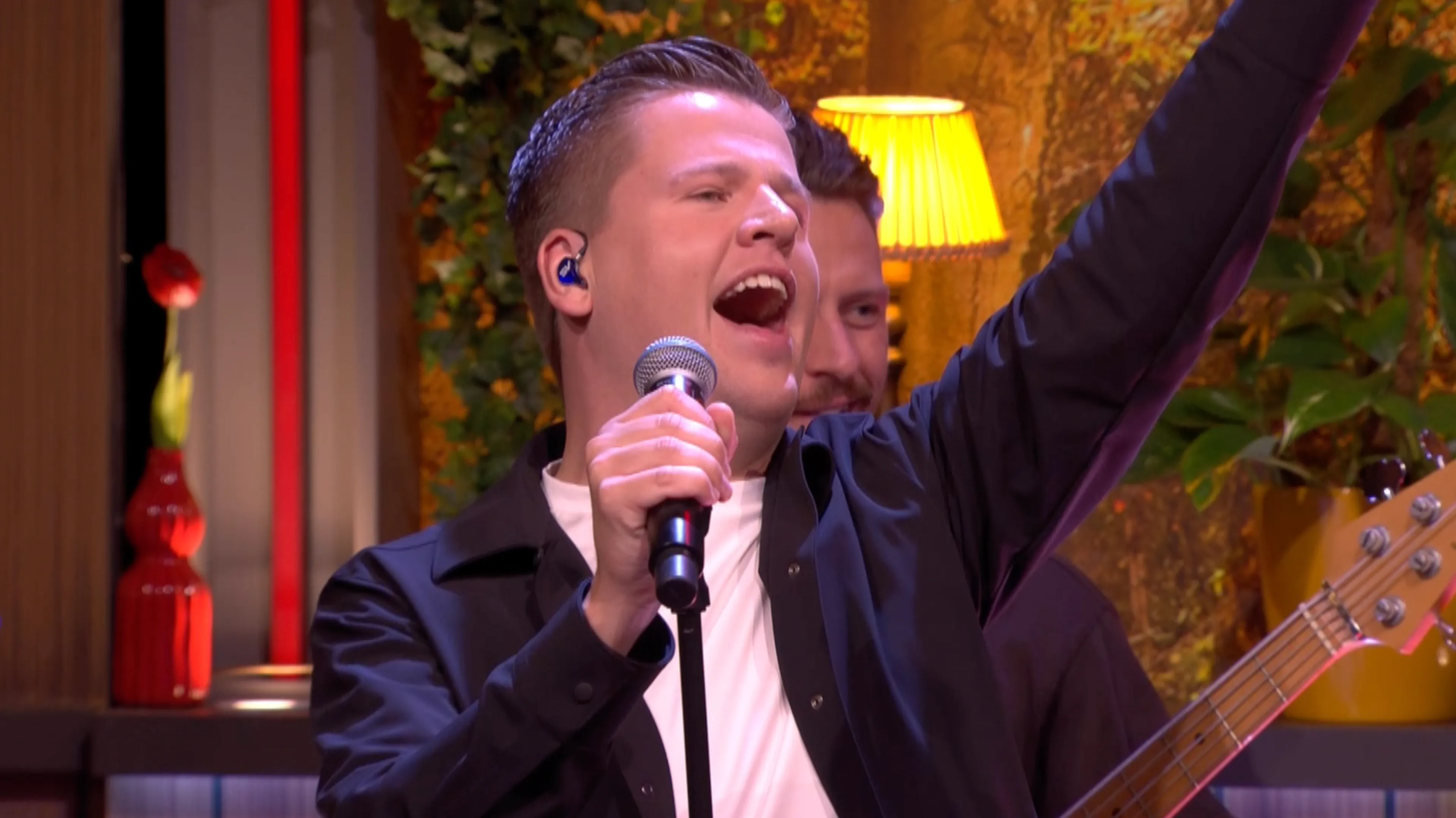 Sven Versteeg speelt megahit 'Blikkendag' in de commercial break van De Oranjezondag!