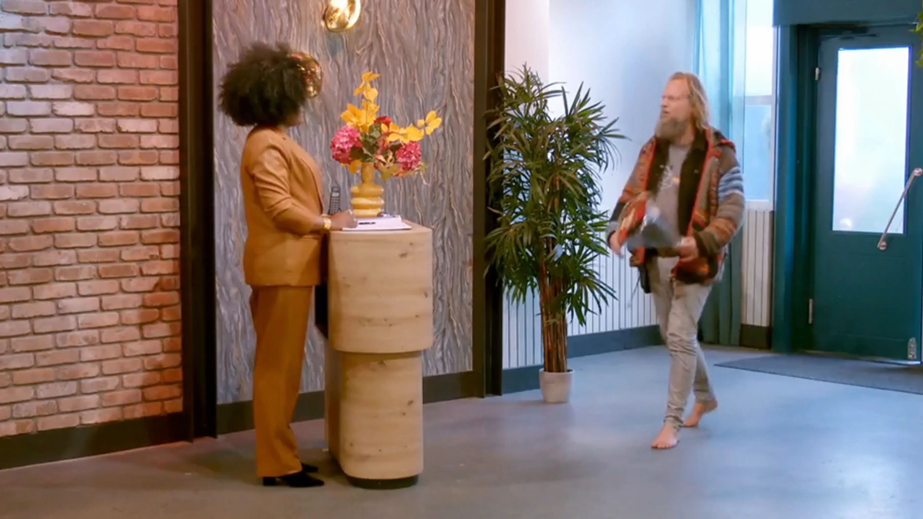 Vrijgezel Rolf (49) besluit op blote voeten naar date in First Dates-restaurant te komen