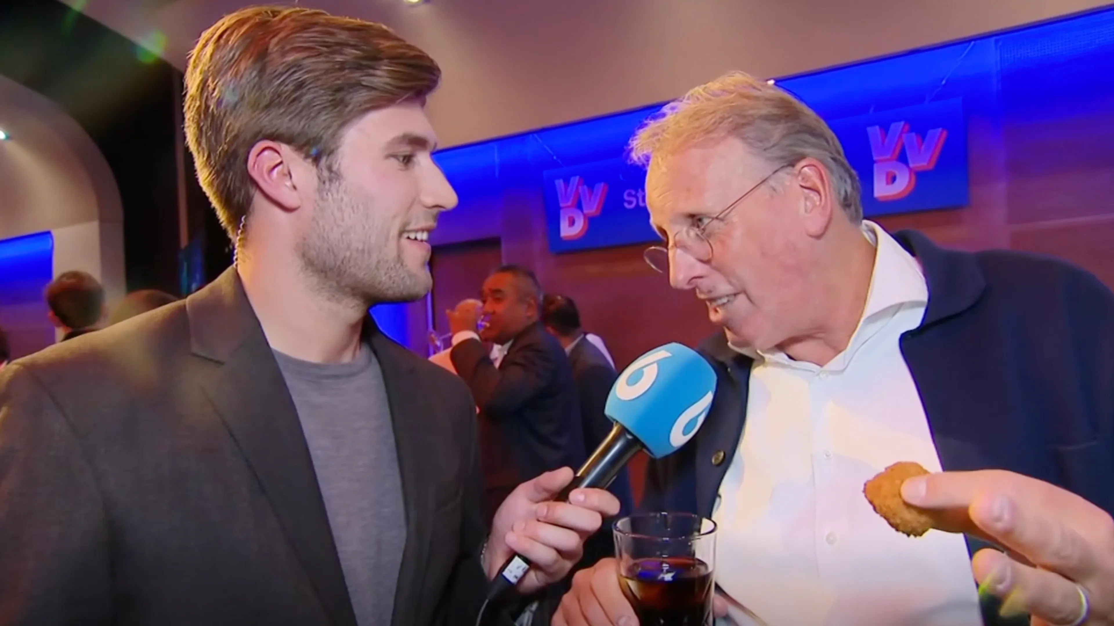 Chris Woerts met baco en bitterbal: 'Een geweldige VVD-avond, er komt een centrumrechts kabinet'