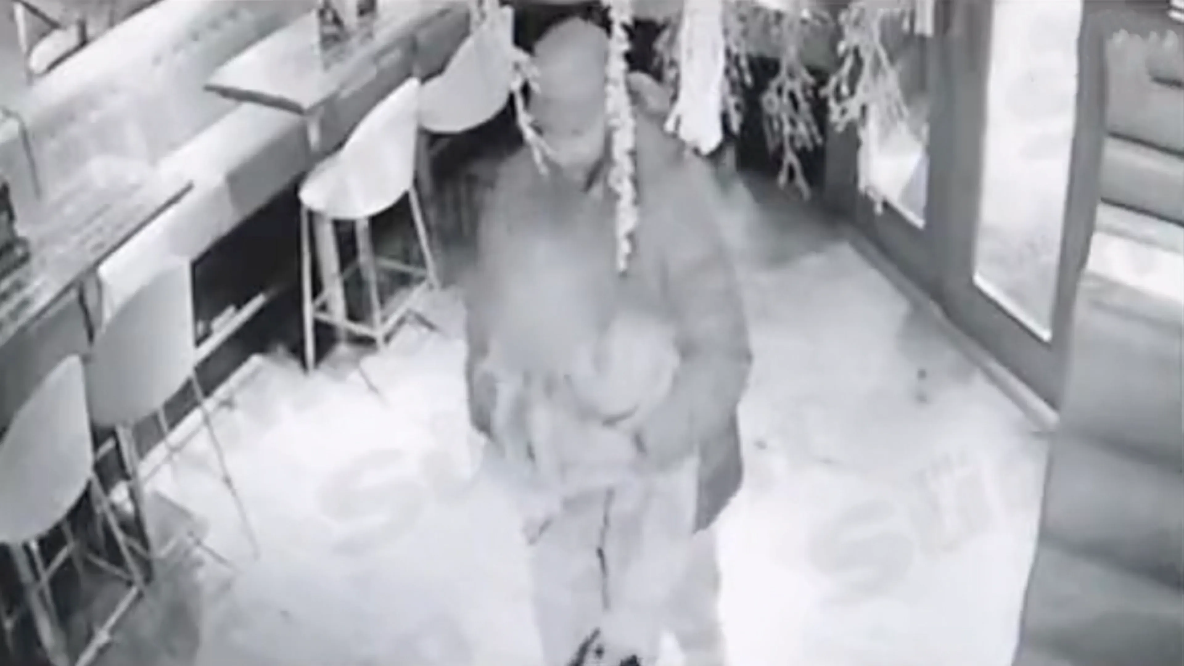 Video: Manchester City-verdediger Walker toont geslachtsdeel in café