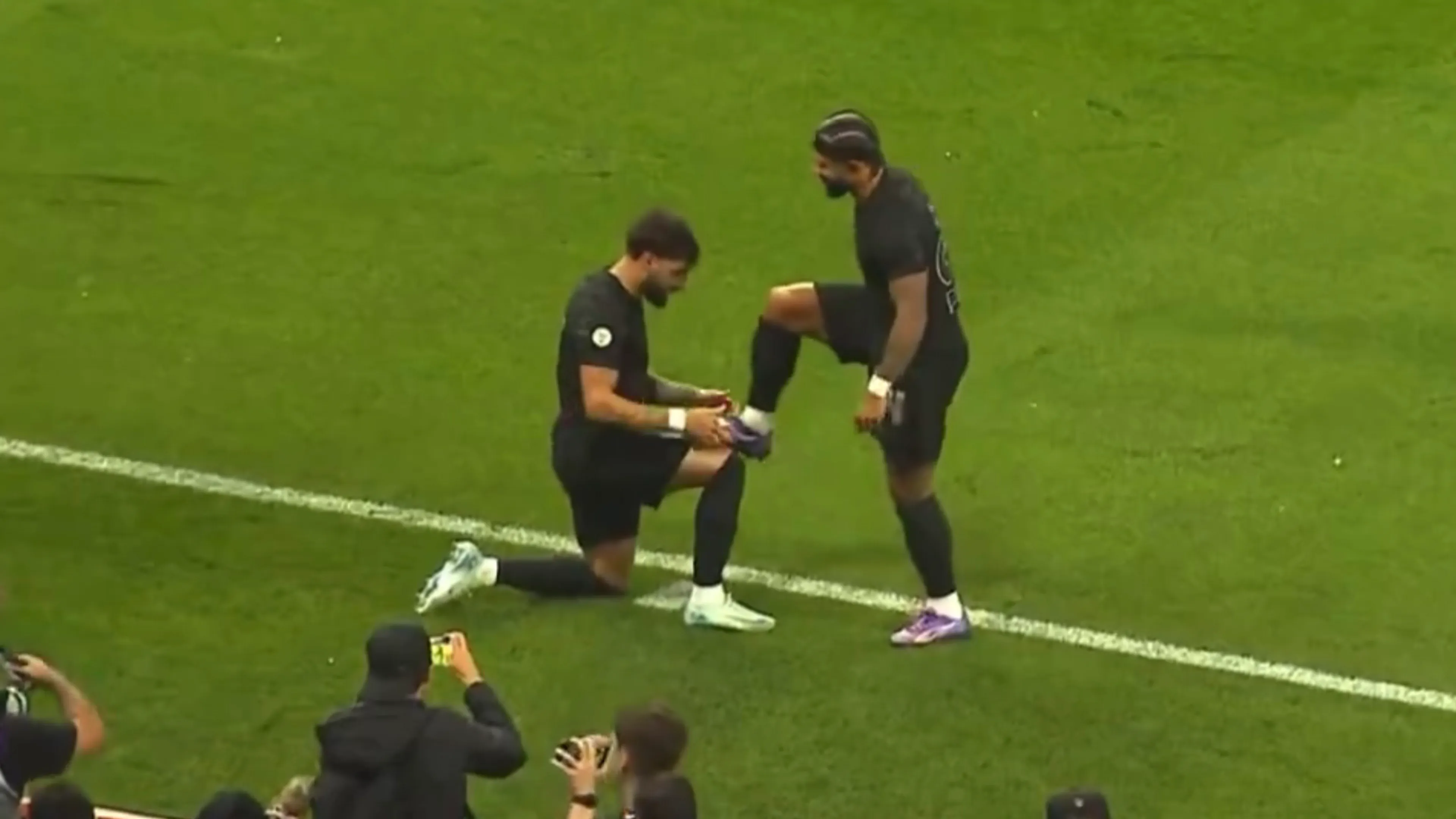 Video: Corinthians-aanvaller bedankt Memphis voor assist door zijn schoen te poetsen