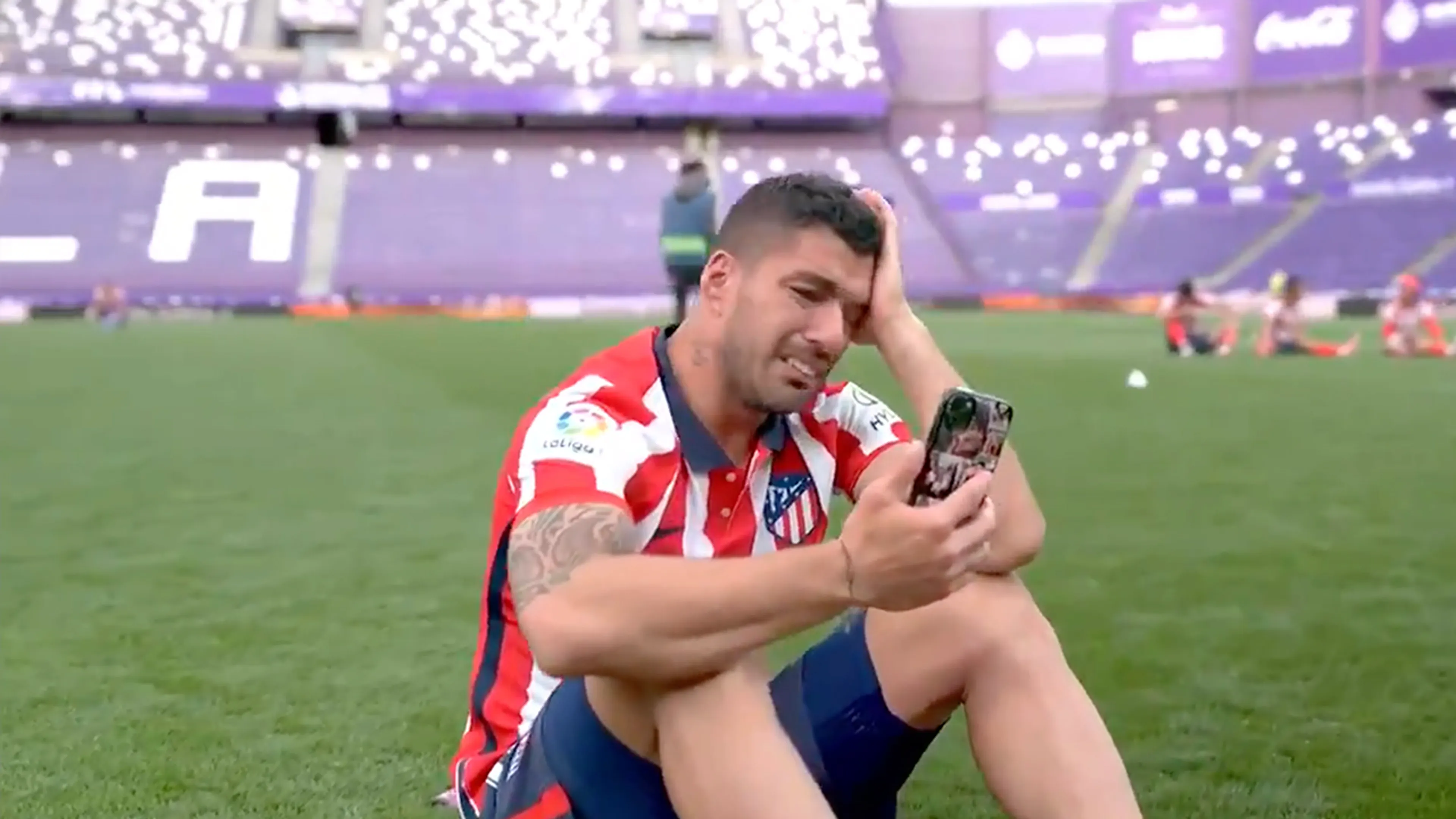 Wat een beelden: Suárez huilend op het veld na binnenhalen van de titel