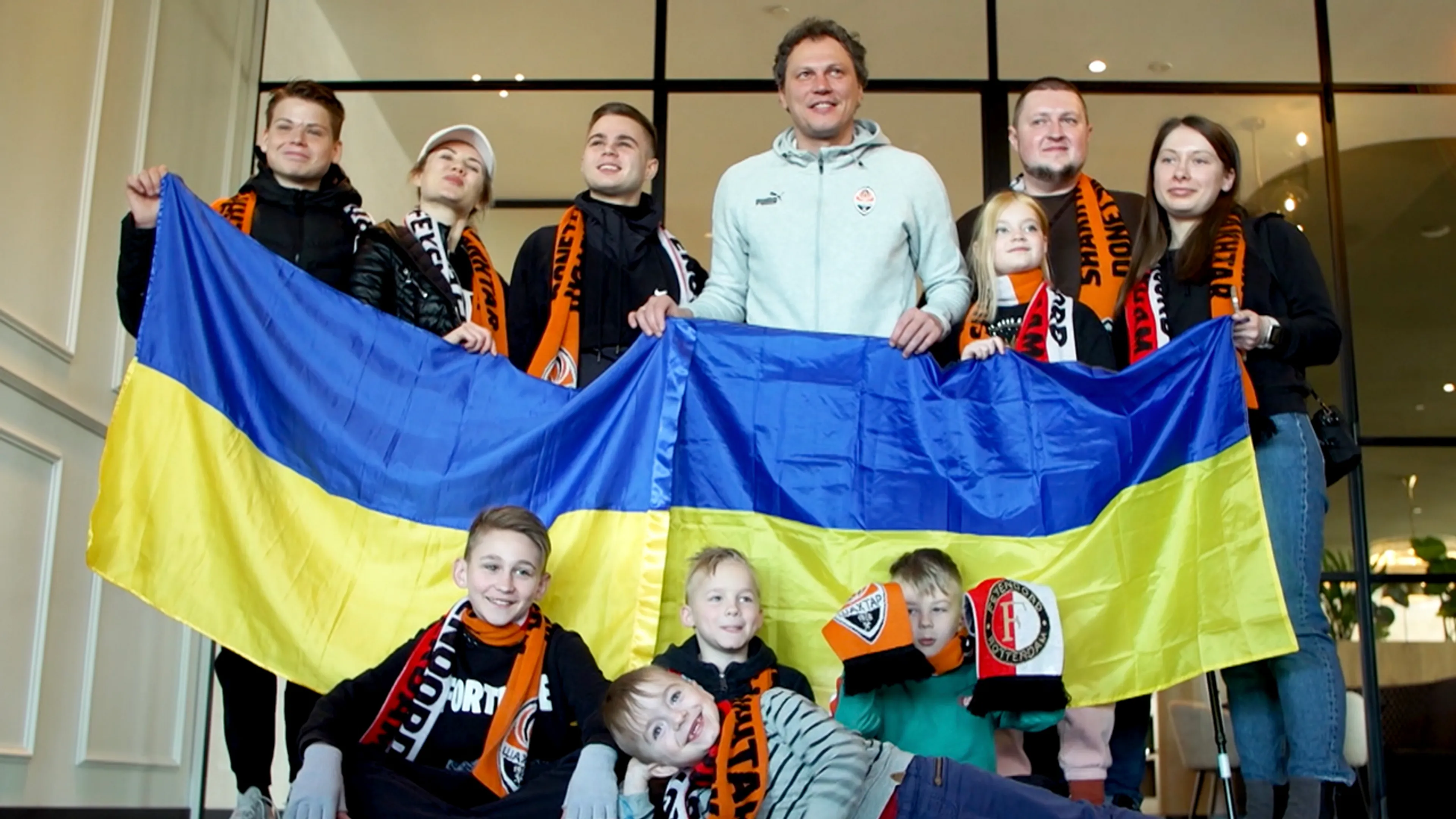 Oekraïense kinderen ontmoeten Shakhtar-doelman en gaan op bezoek in De Kuip