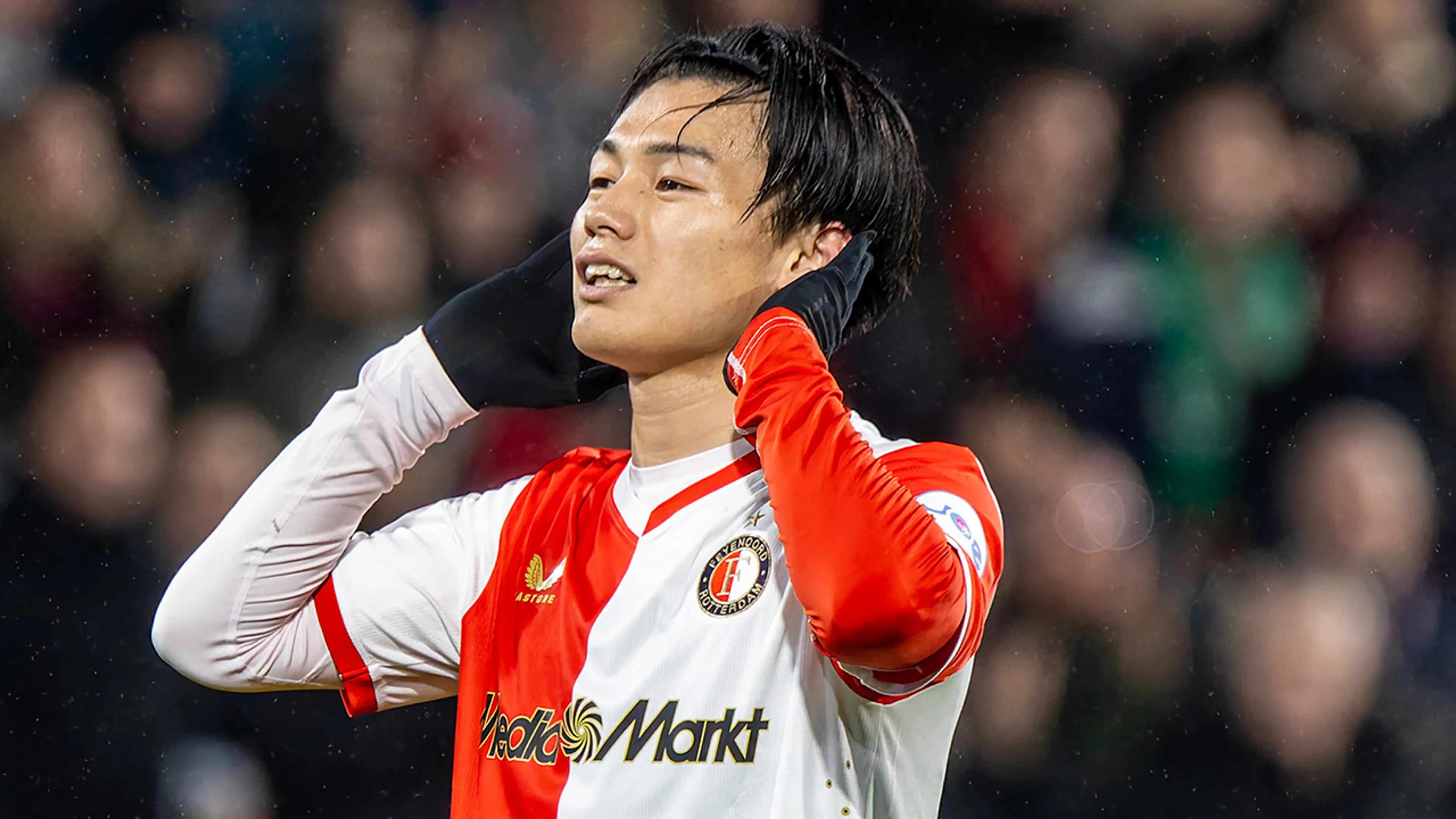 Feyenoord wint dankzij vier treffers Ueda ruim van PEC Zwolle