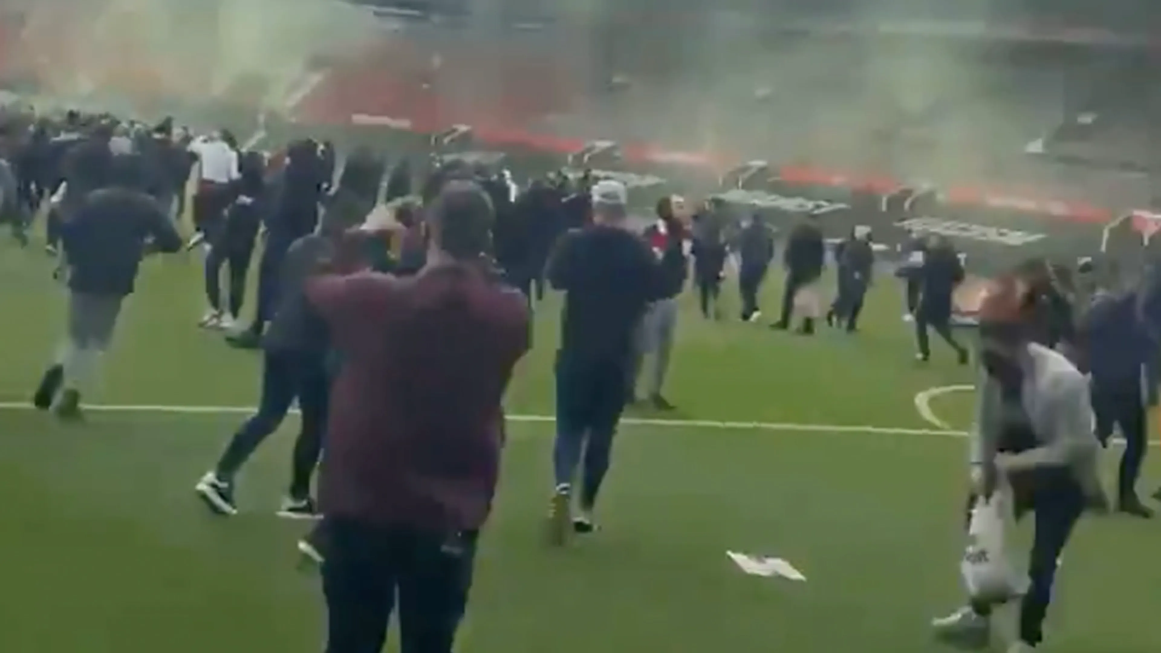 ManUtd-fans bestormen Old Trafford en protesteren tegen Glazer-familie