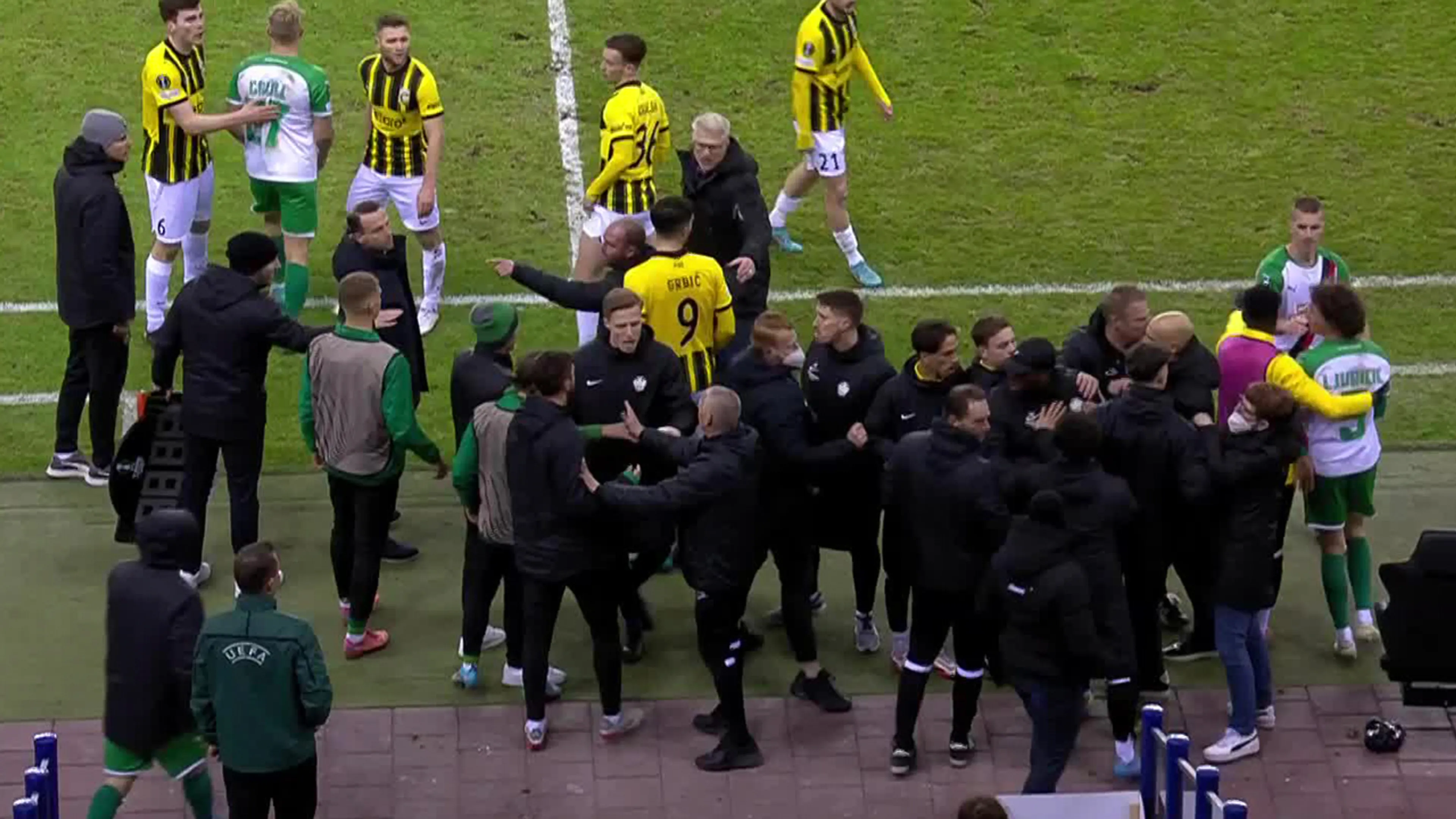 Opstootje tussen spelers Vitesse en Rapid Wien na snoeiharde tackle