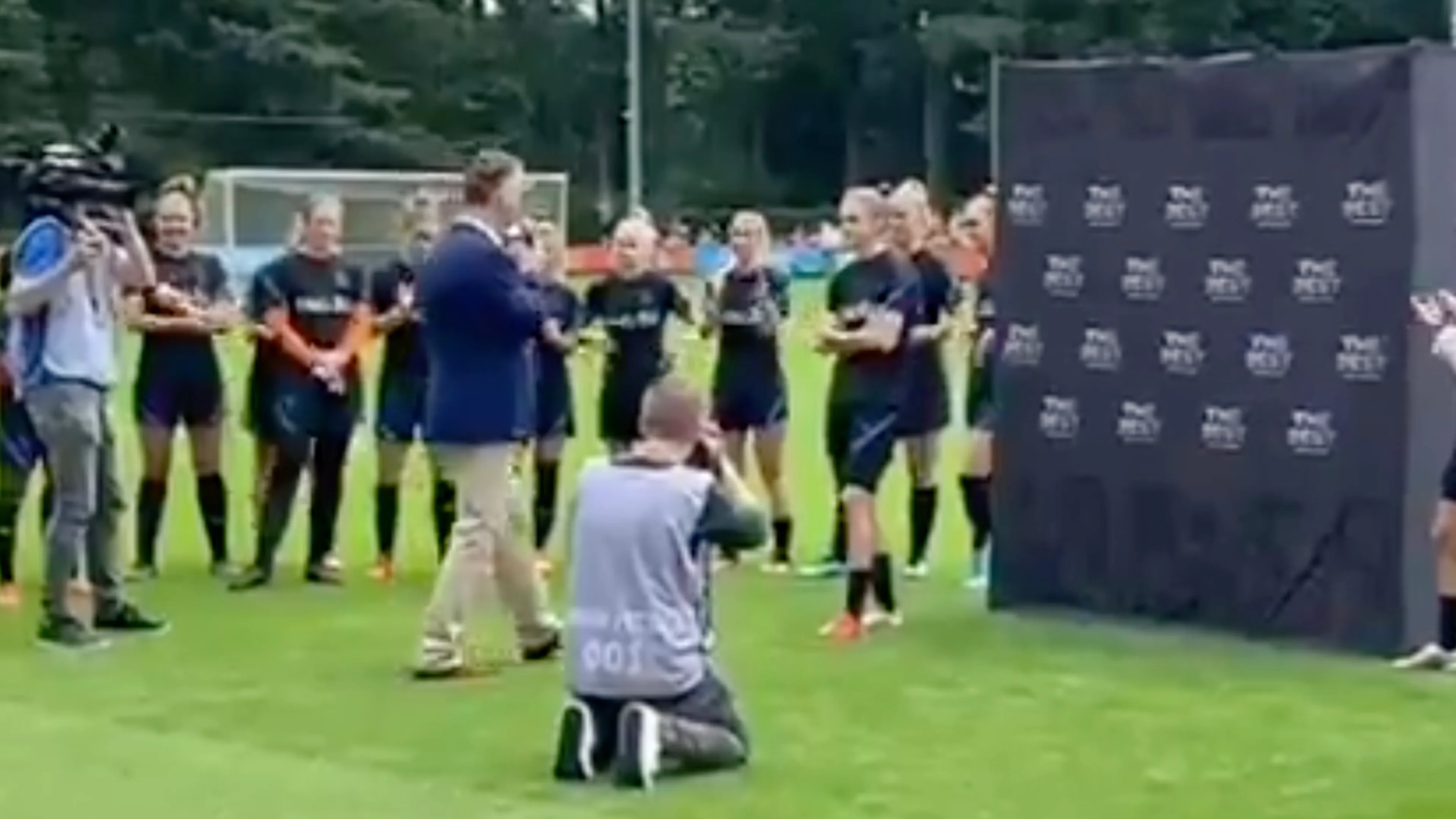 Van Gaal reikt prijs uit aan Oranje-spits Miedema: 'Ik wil je zoenen, maar...'