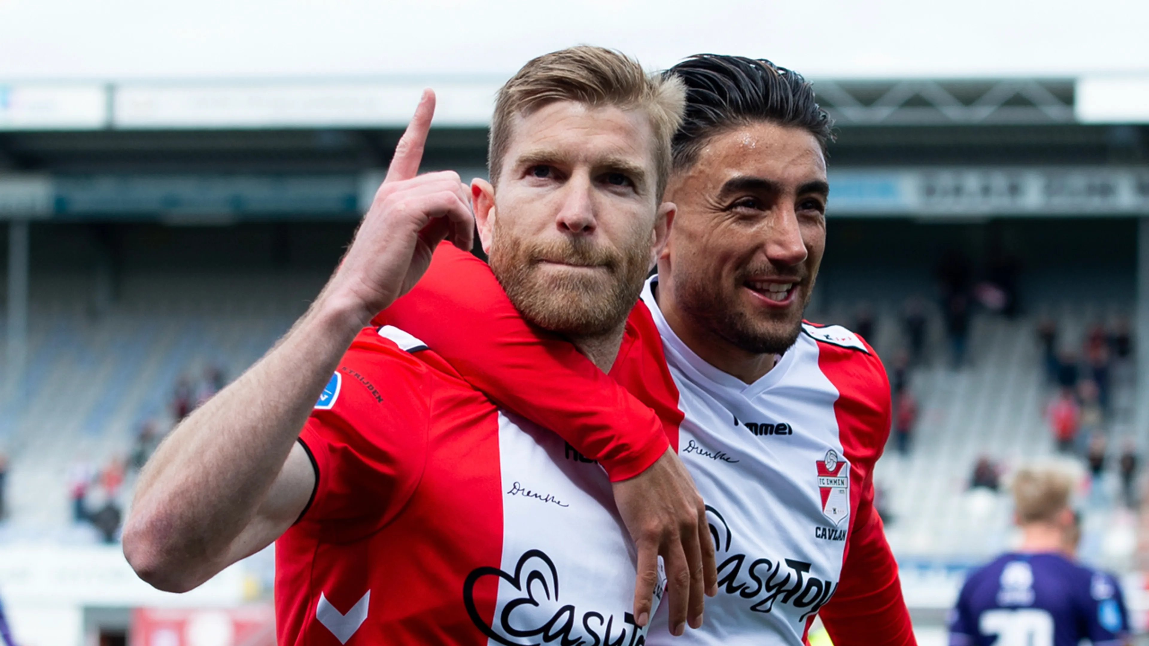 FC Emmen zet opmars voort dankzij hattrick De Leeuw