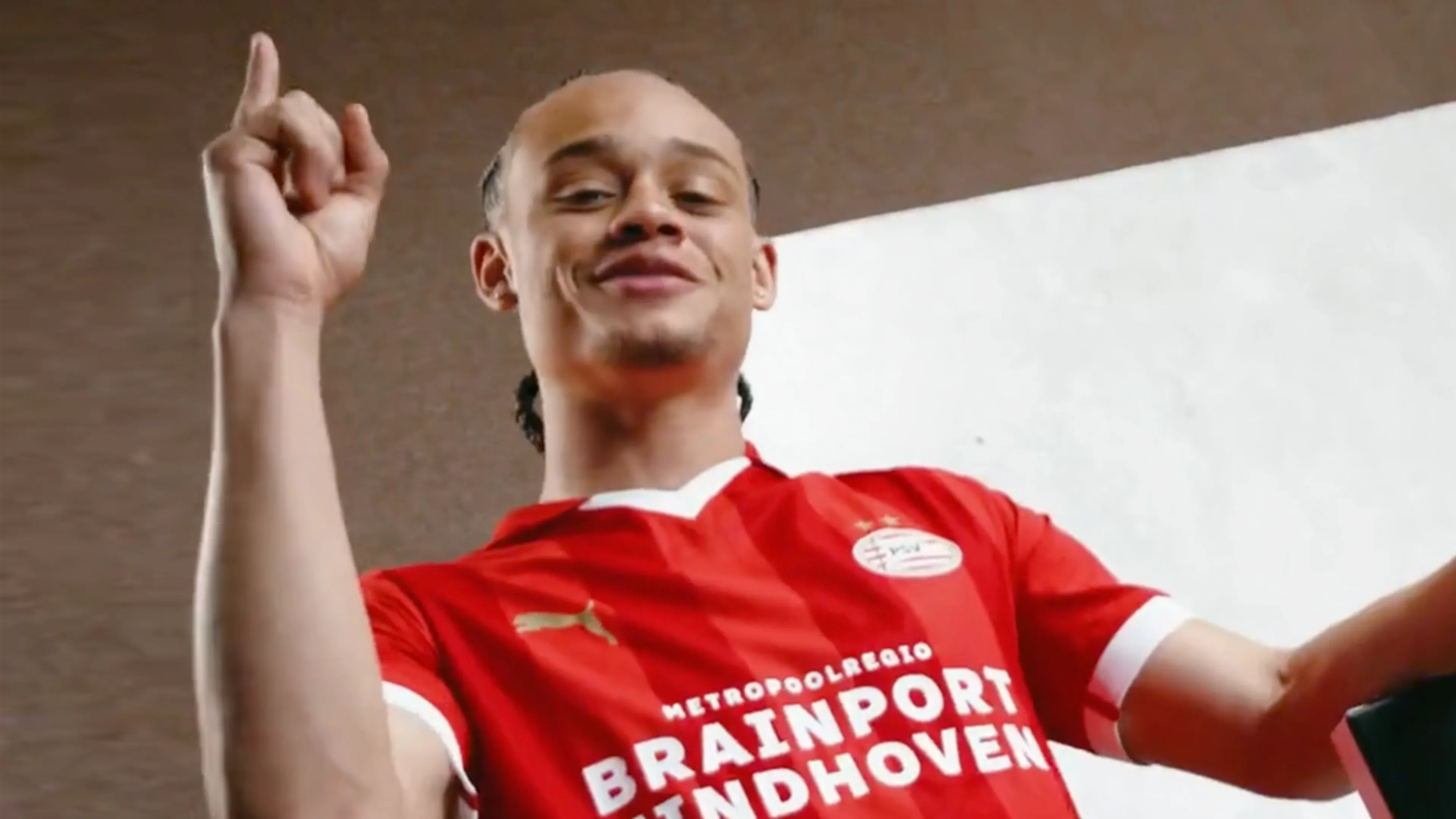 PSV presenteert volledig rood thuisshirt voor het nieuwe seizoen