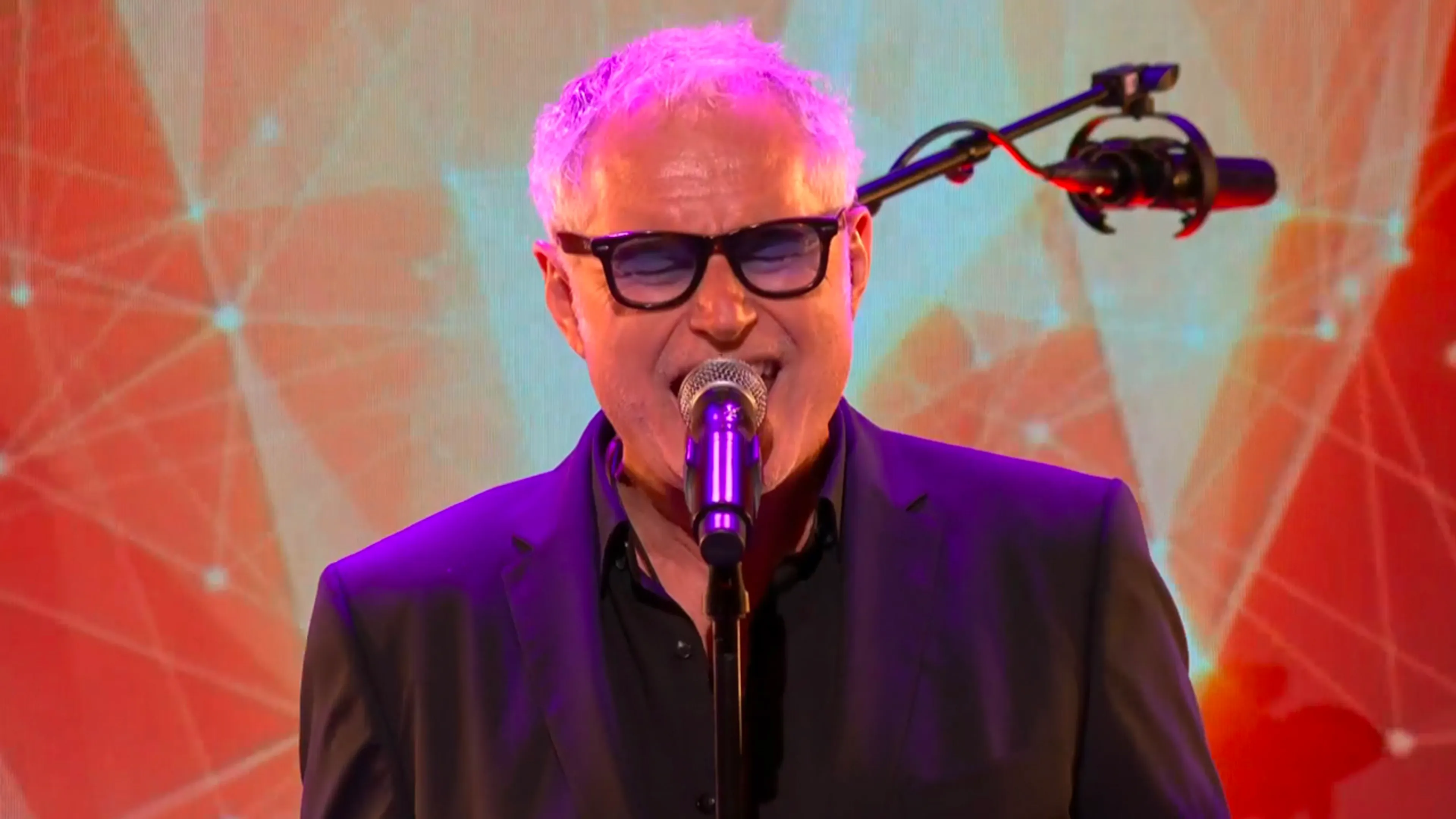 Phil Bee Band zingt 'Unchain my heart' tijdens opening Vandaag Inside Oranje