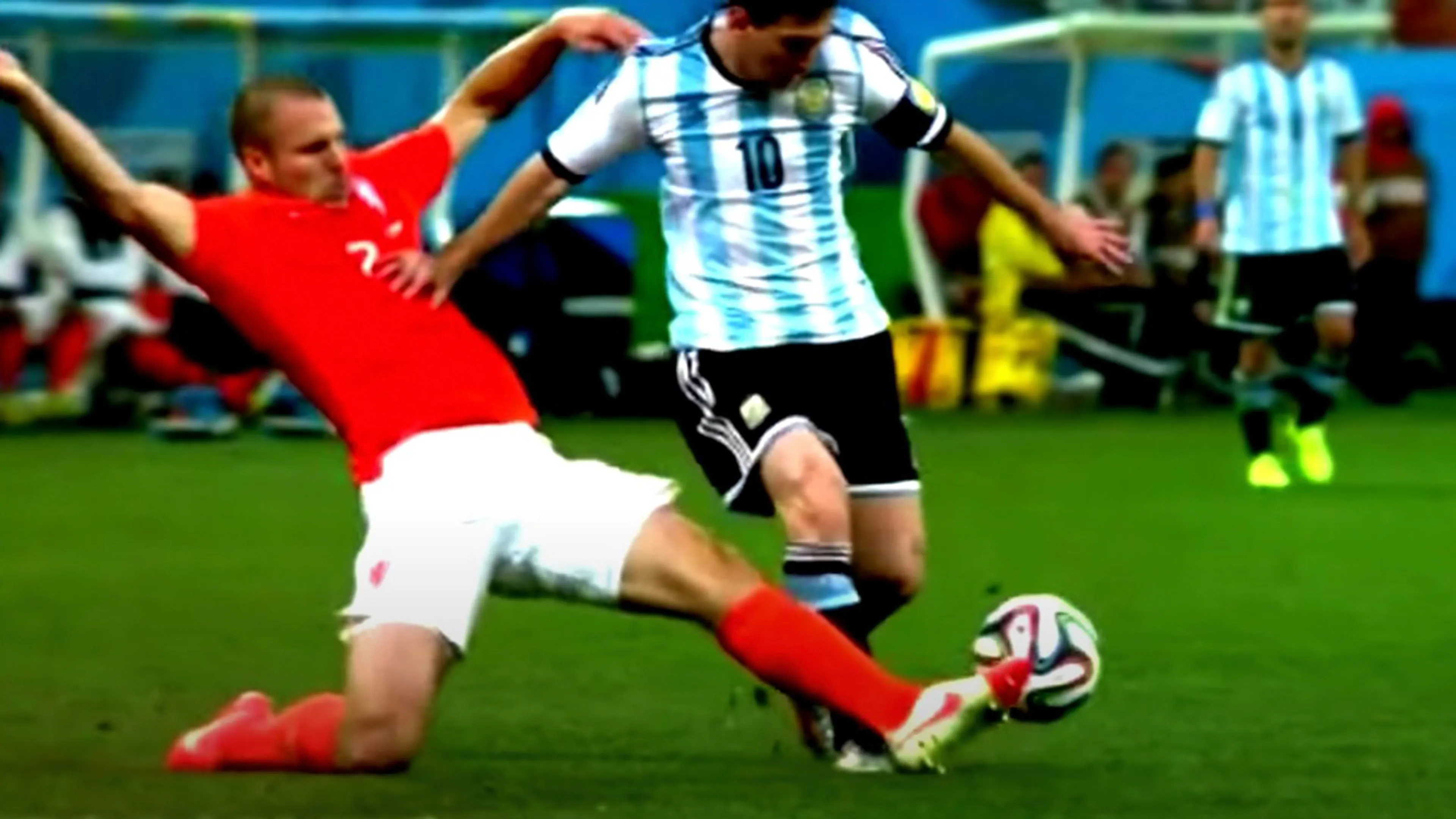 THROWBACK: Ron 'Beton' heeft Messi in zijn zak tijdens WK 2014
