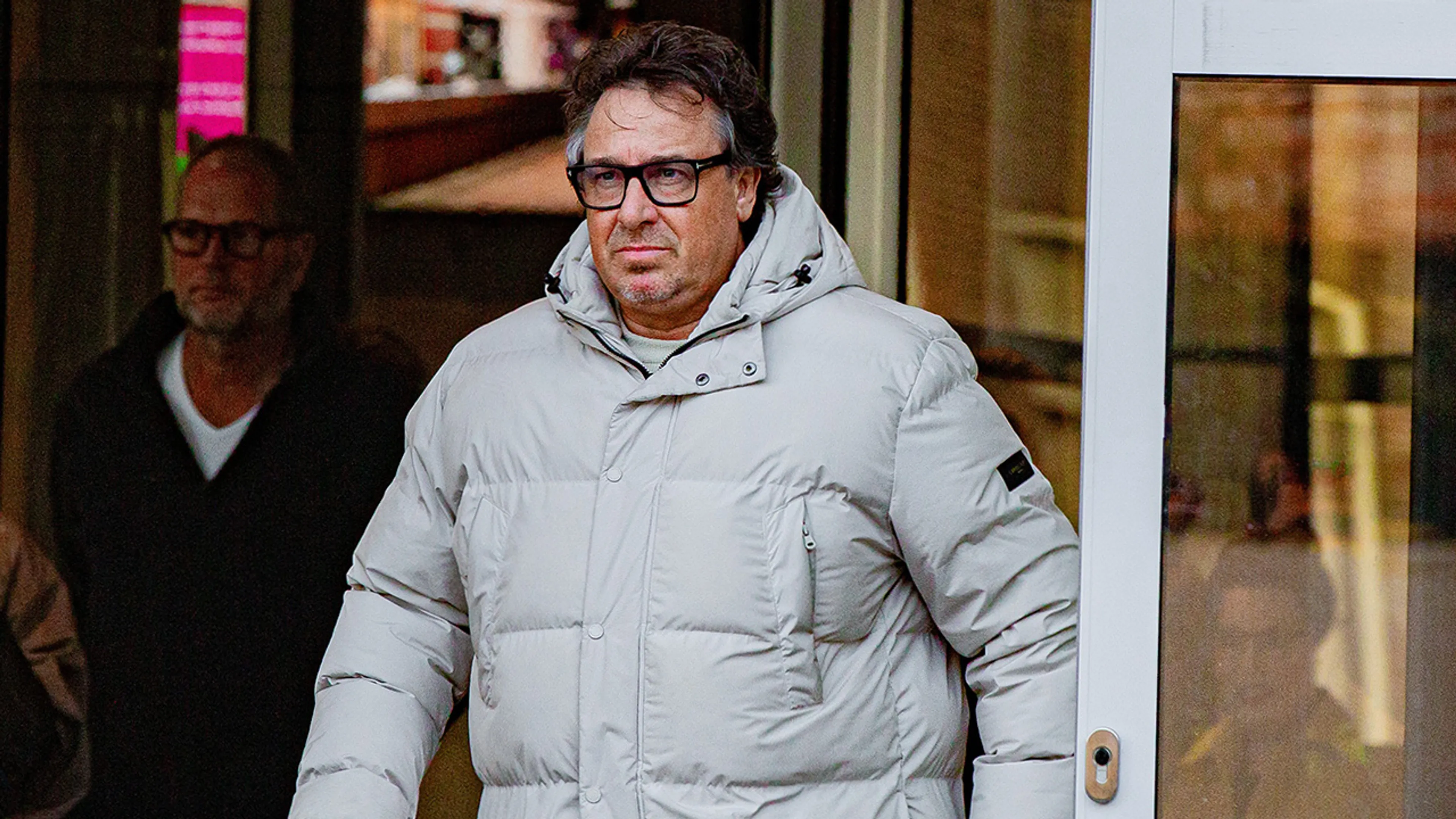 Marco Borsato verschijnt voor het eerst weer in het openbaar na fietsongeluk