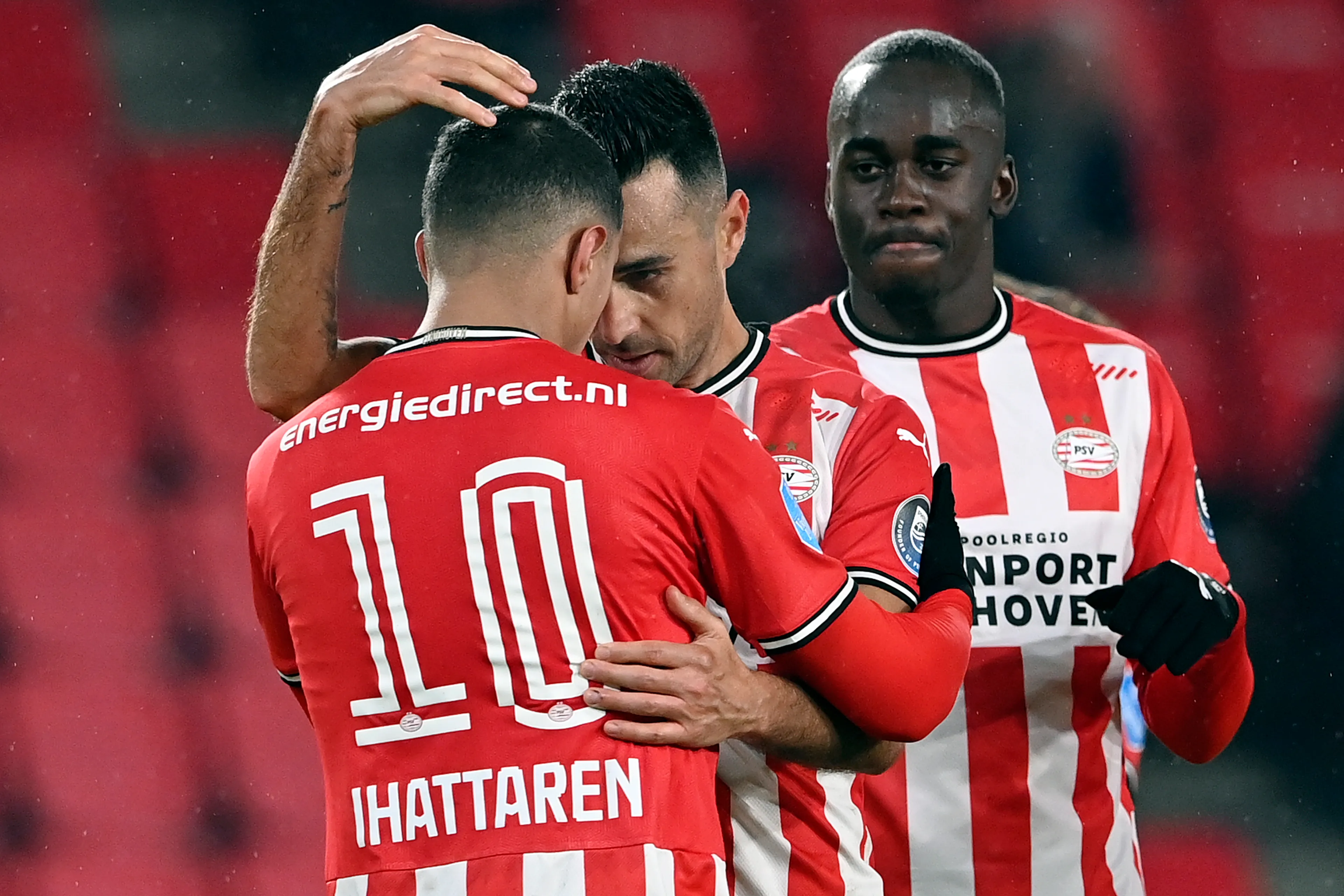 'PSV-spelers staan lijnrecht tegenover elkaar in kleedkamer'