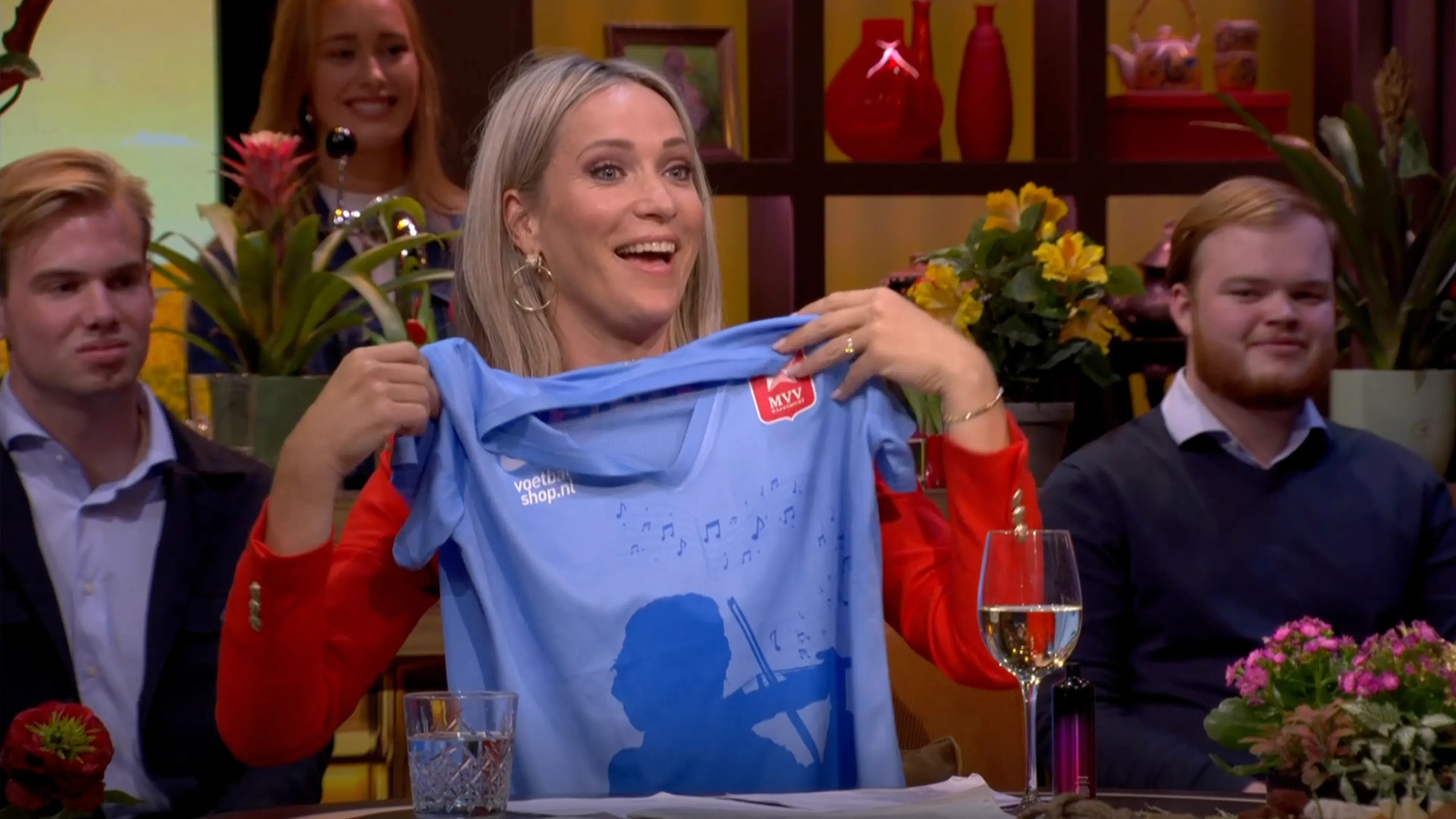 Hélène onthult André Rieu-shirt van MVV: 'Hier slaap ik vannacht in, ik ga naar bed met André!'