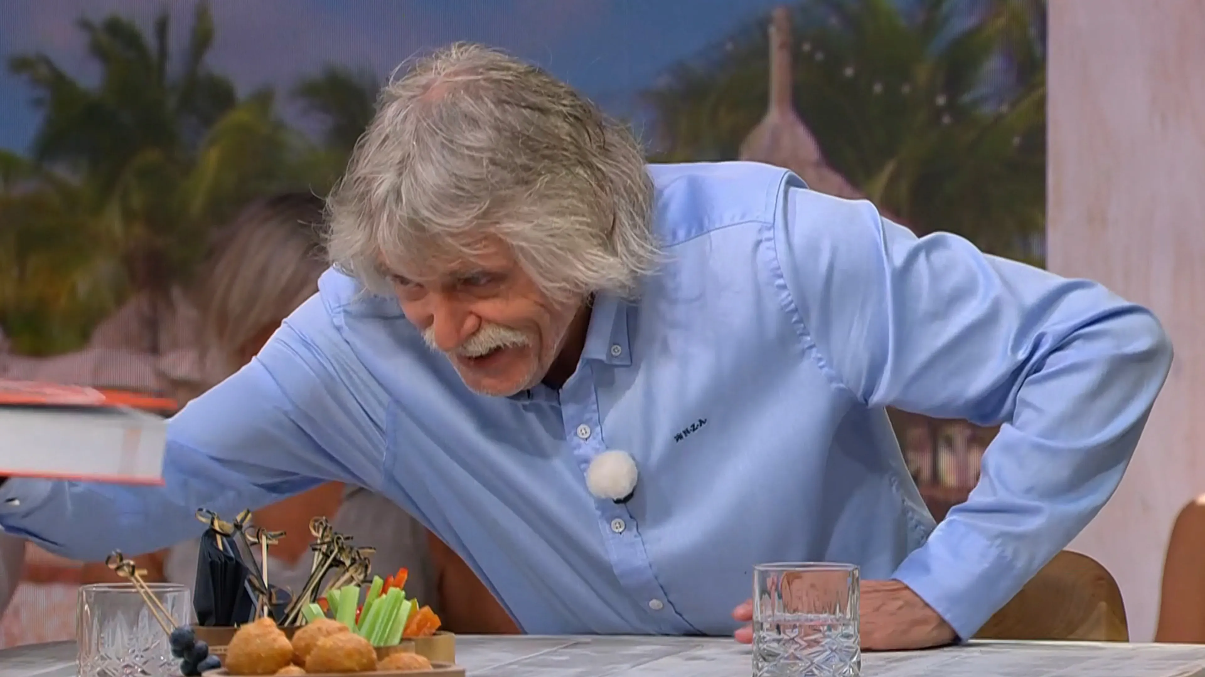 Johan Derksen heeft in laatste uitzending vanaf Curaçao cadeau voor René van der Gijp: 'Mooi man!'