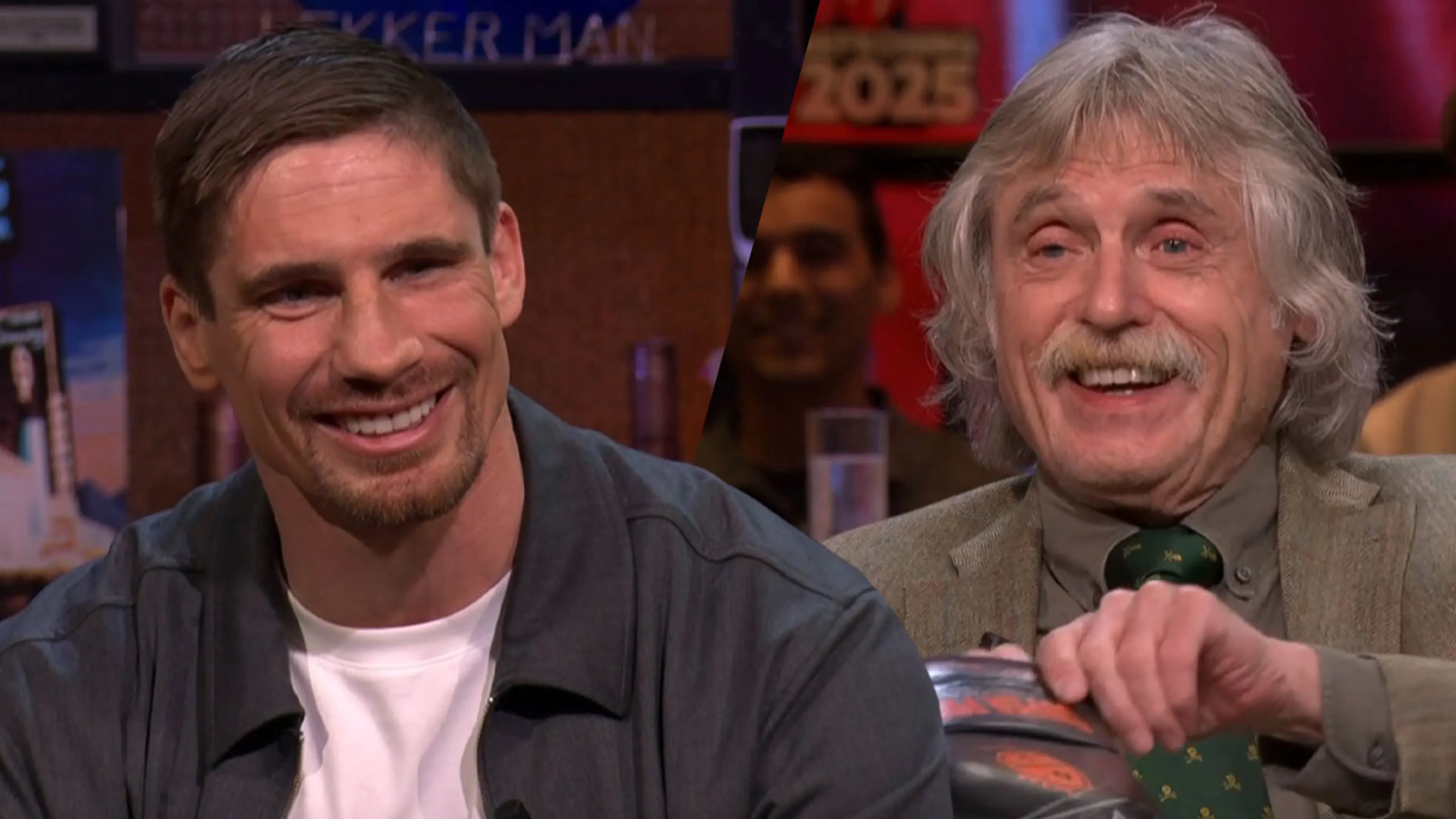 Rico Verhoeven doet bokshandschoenen cadeau aan Johan Derksen