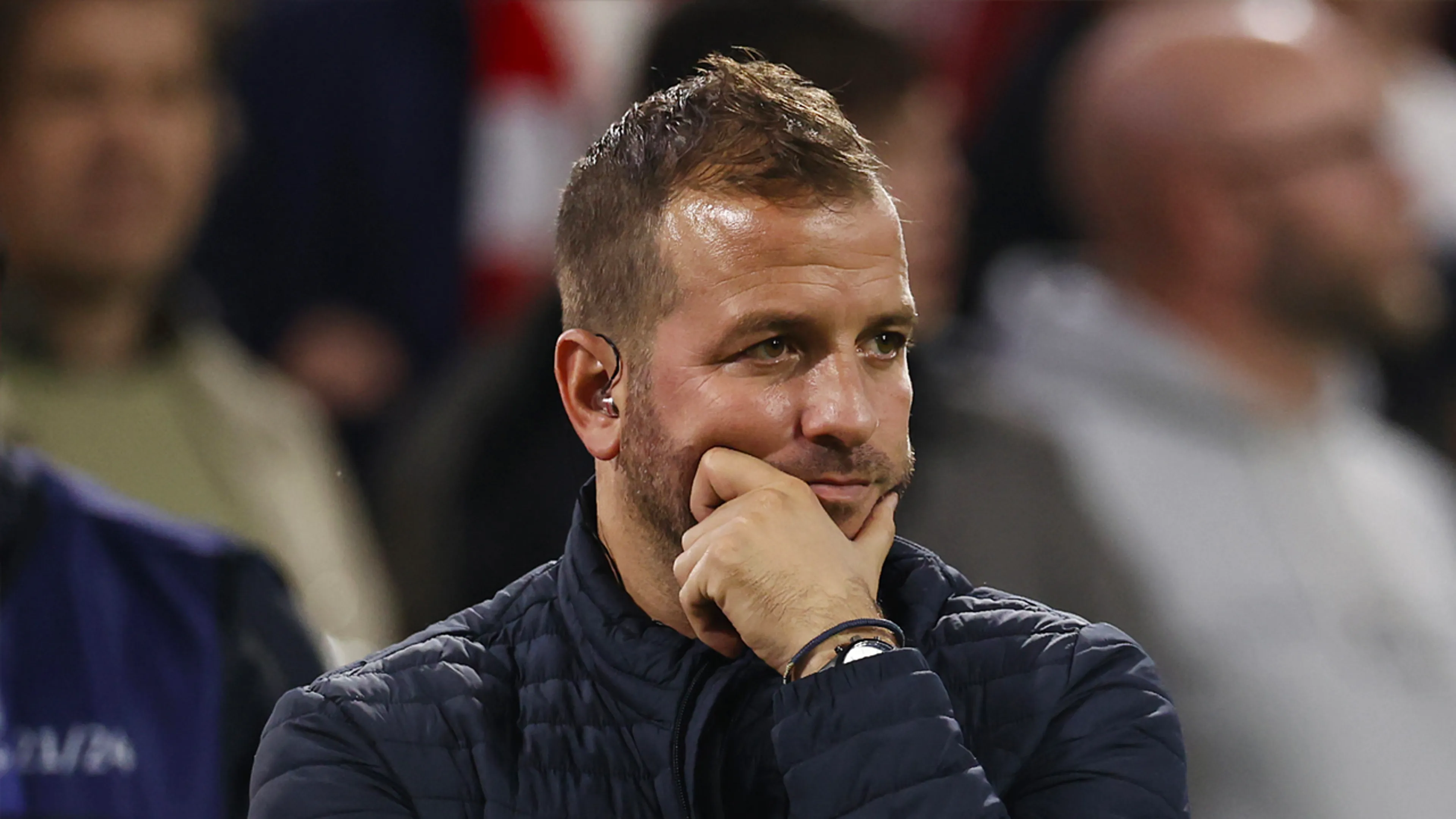 ‘Van der Vaart bedankt voorlopig voor functie bij Ajax’