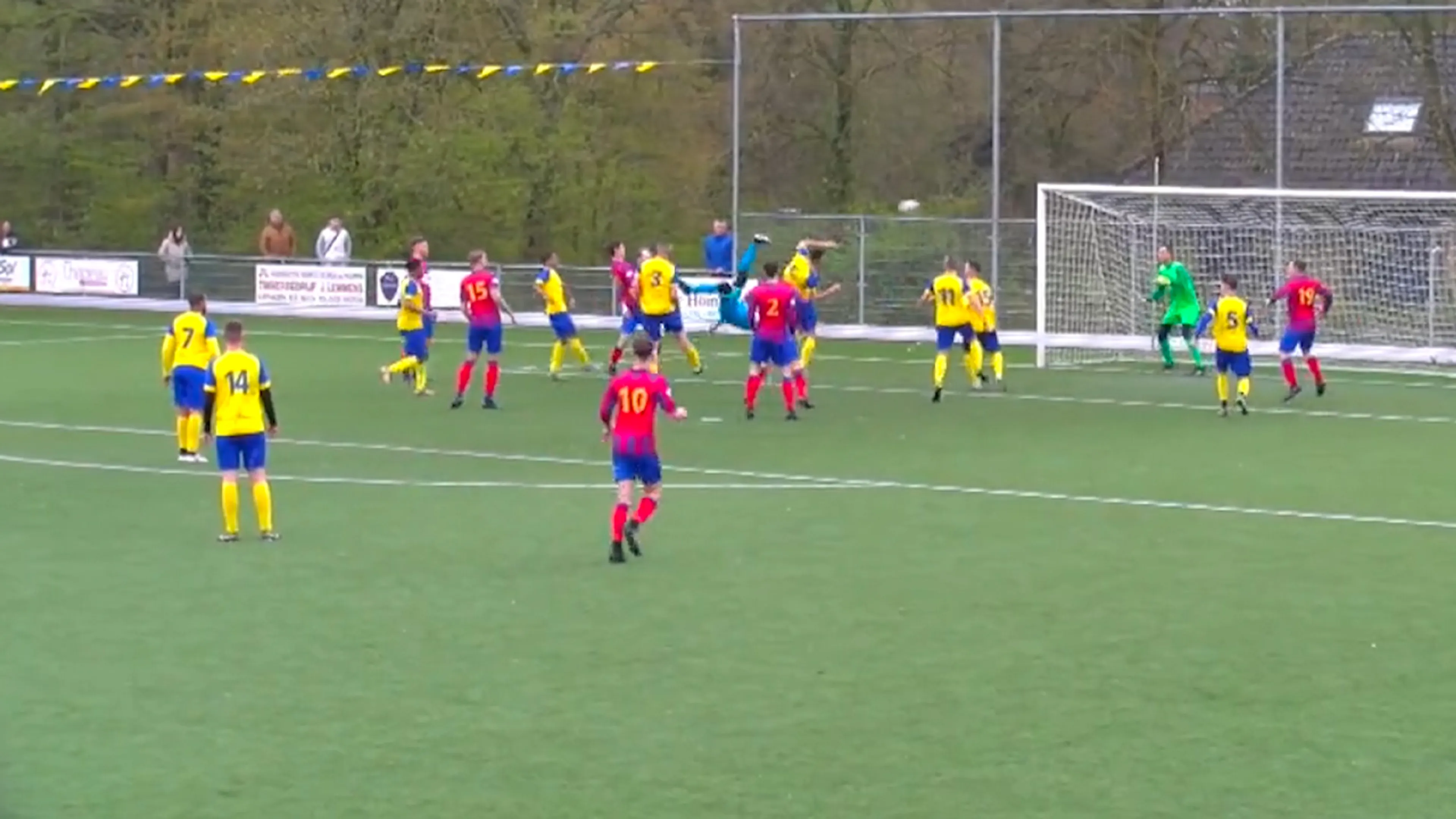 Zien: keeper scoort met fantastische omhaal gelijkmaker in 98e minuut