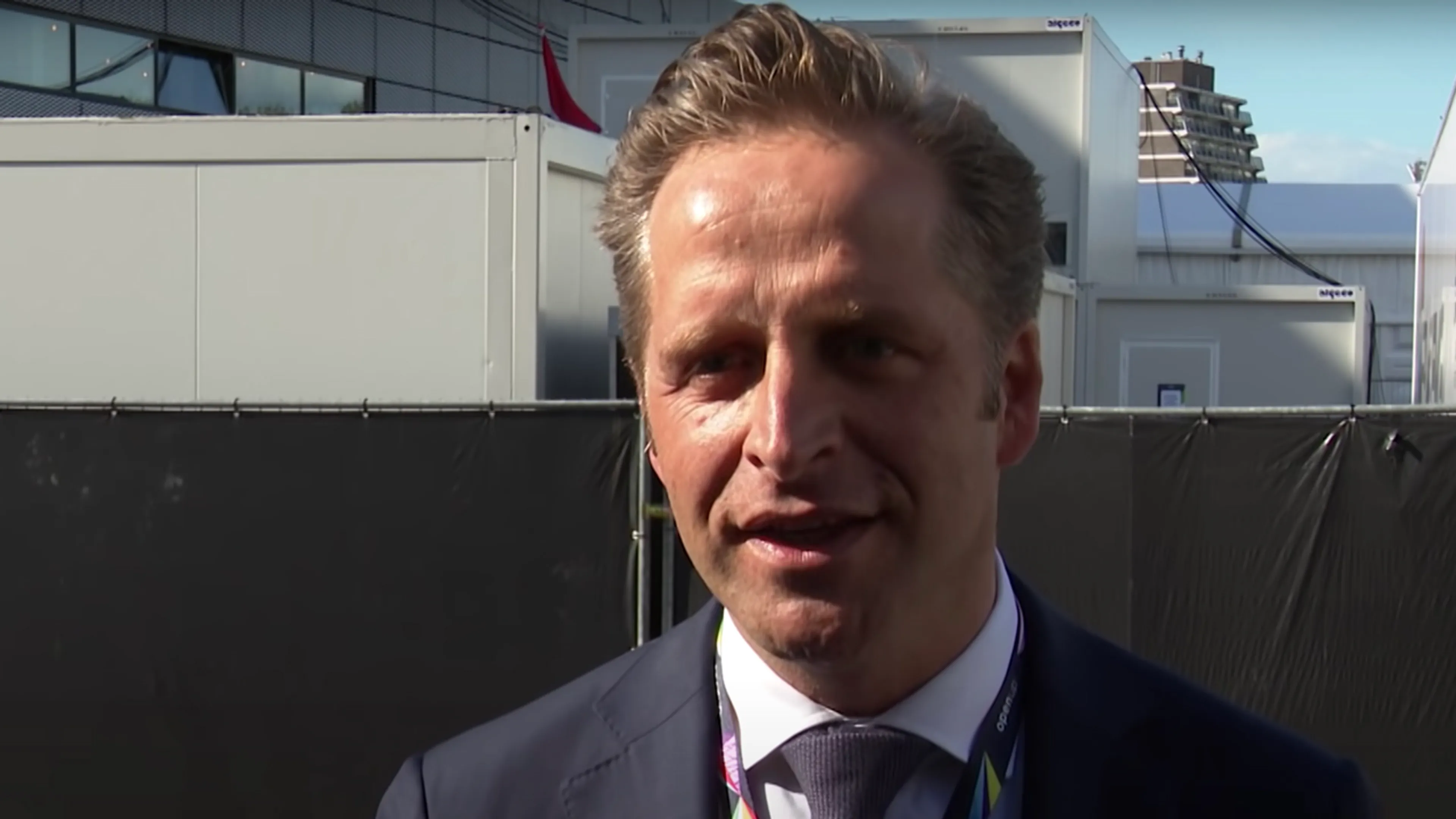 Hugo de Jonge zou bezoek aan Songfestival boven wedstrijd van Feyenoord verkiezen