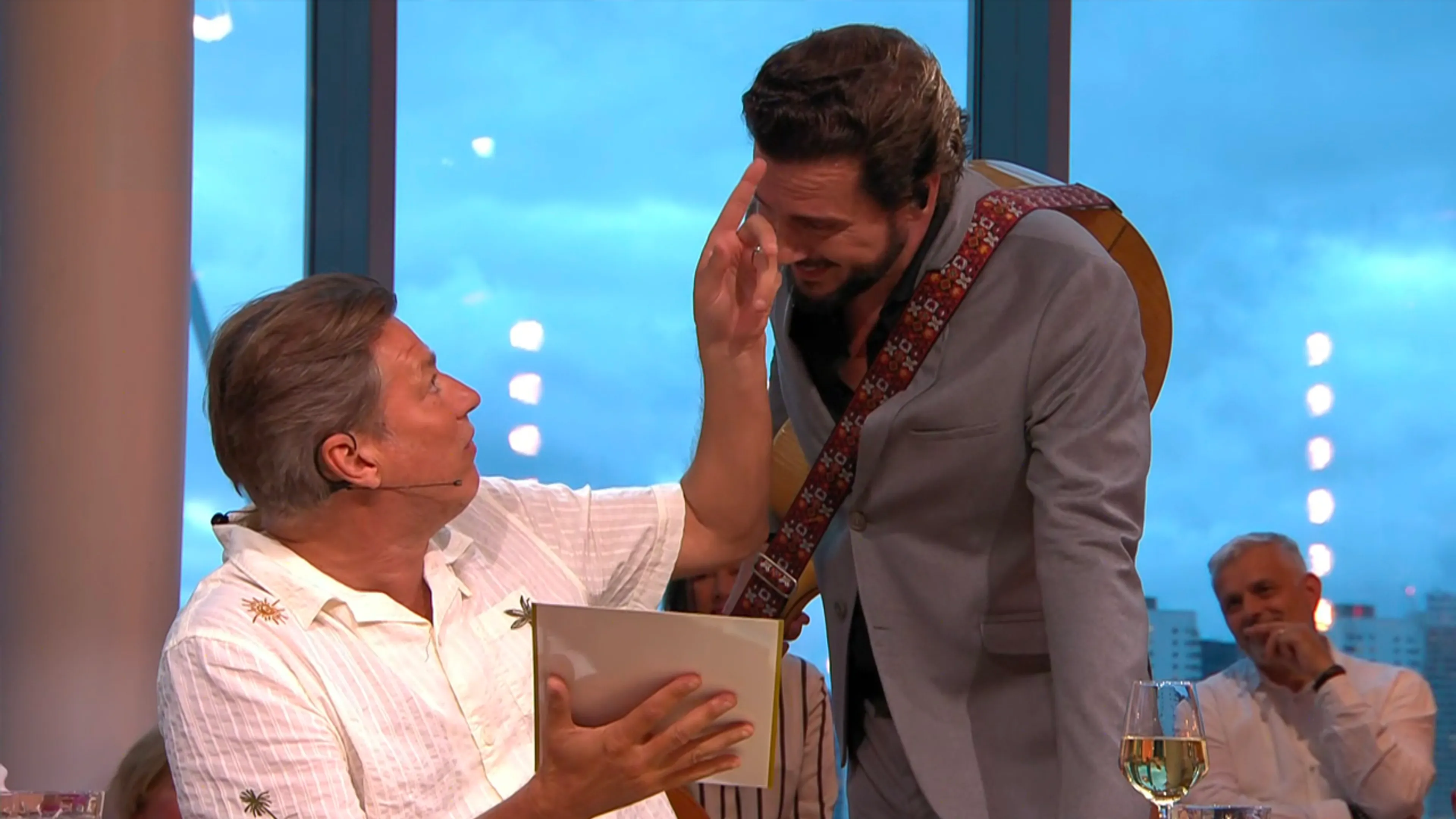 Sander de Kramer heeft stukje van kuif Elvis Presley: ‘Ik wil ook een beetje van jouw haar, Bouke!’