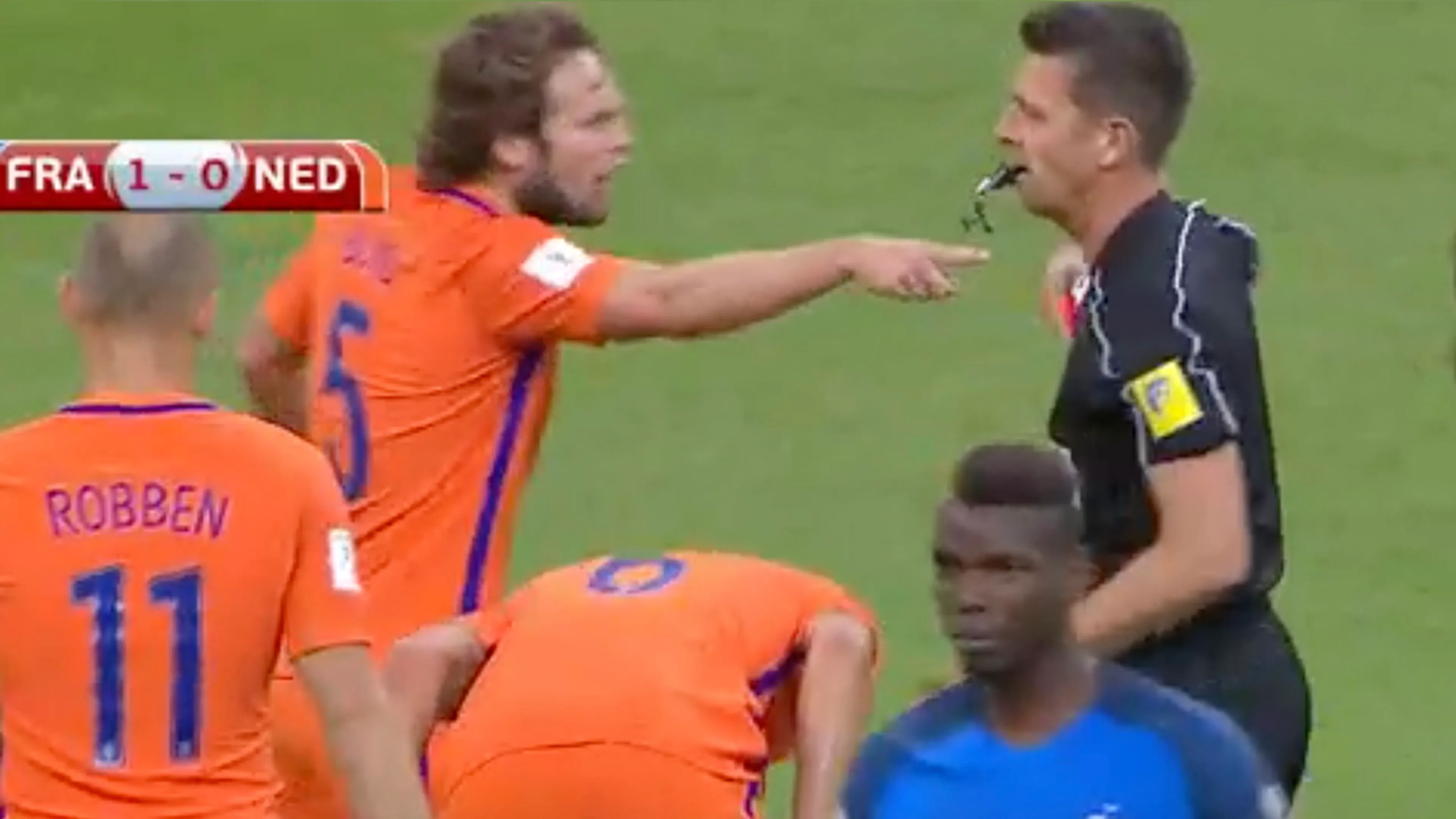 THROWBACK: Blind protesteert hevig tegen scheidsrechter Rocchi (2017)