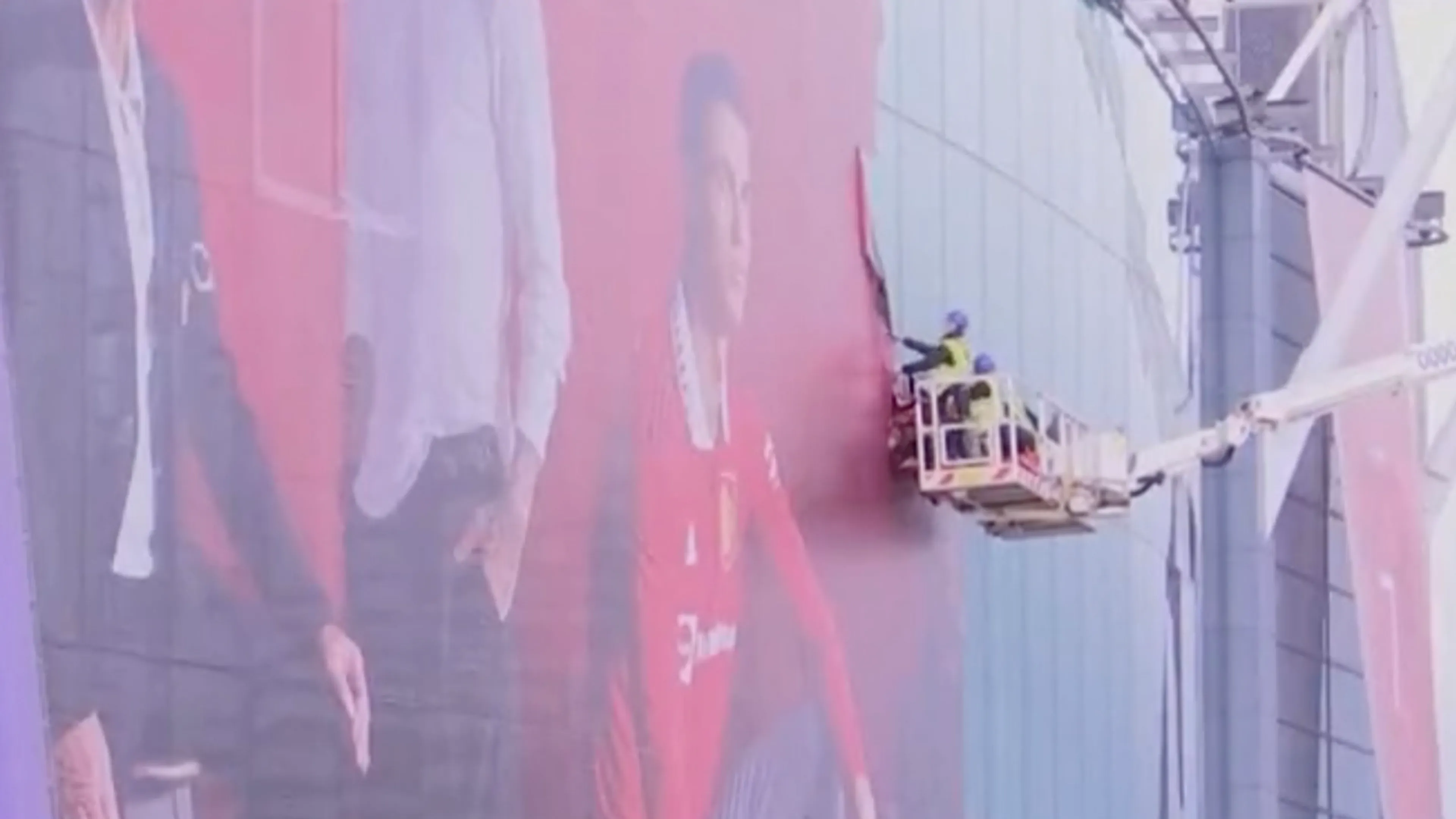Video: Manchester United verwijdert grote foto van Ronaldo van Old Trafford