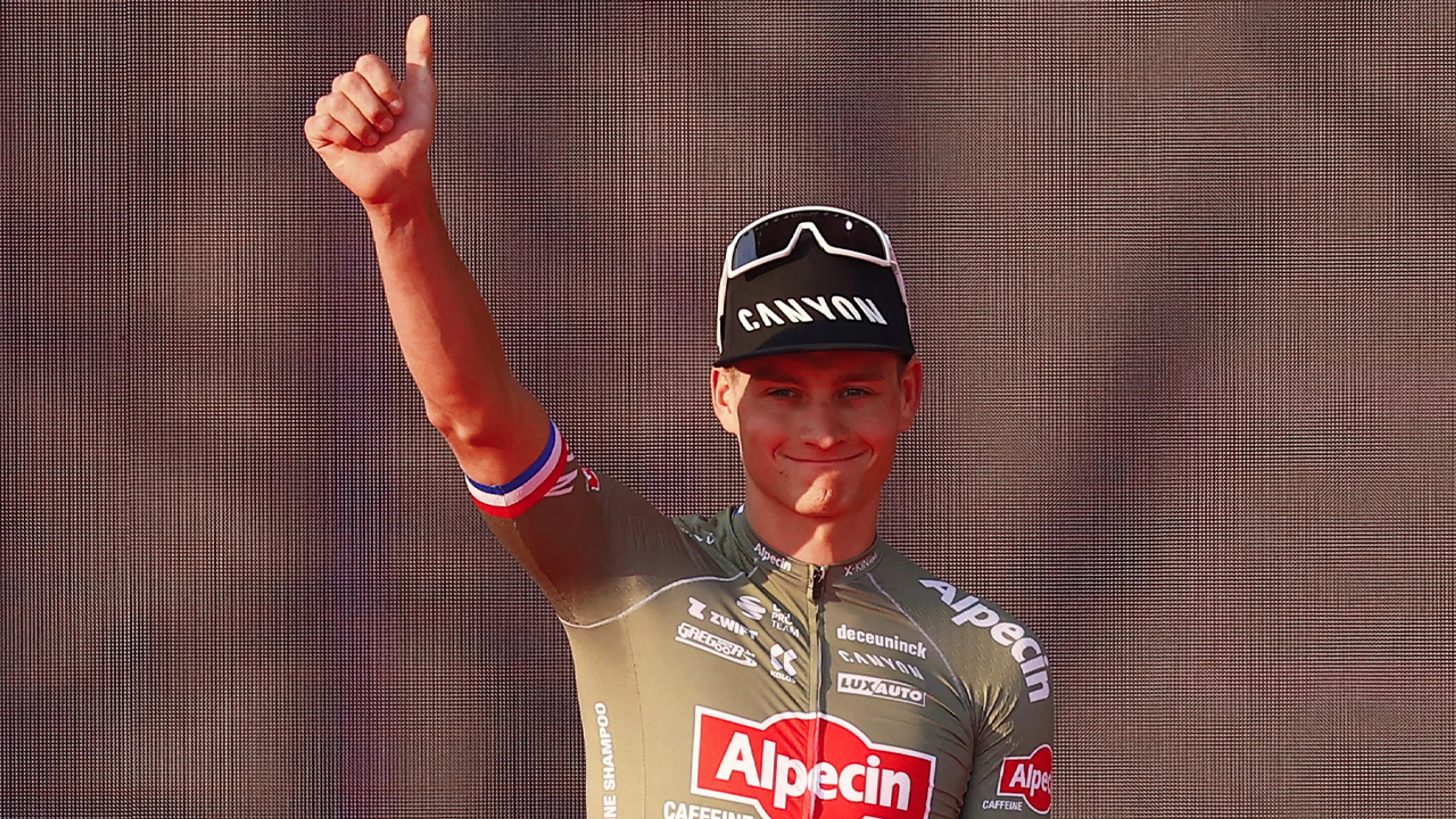 Mathieu van der Poel wint eerste etappe Giro d'Italia en pakt roze leiderstrui 