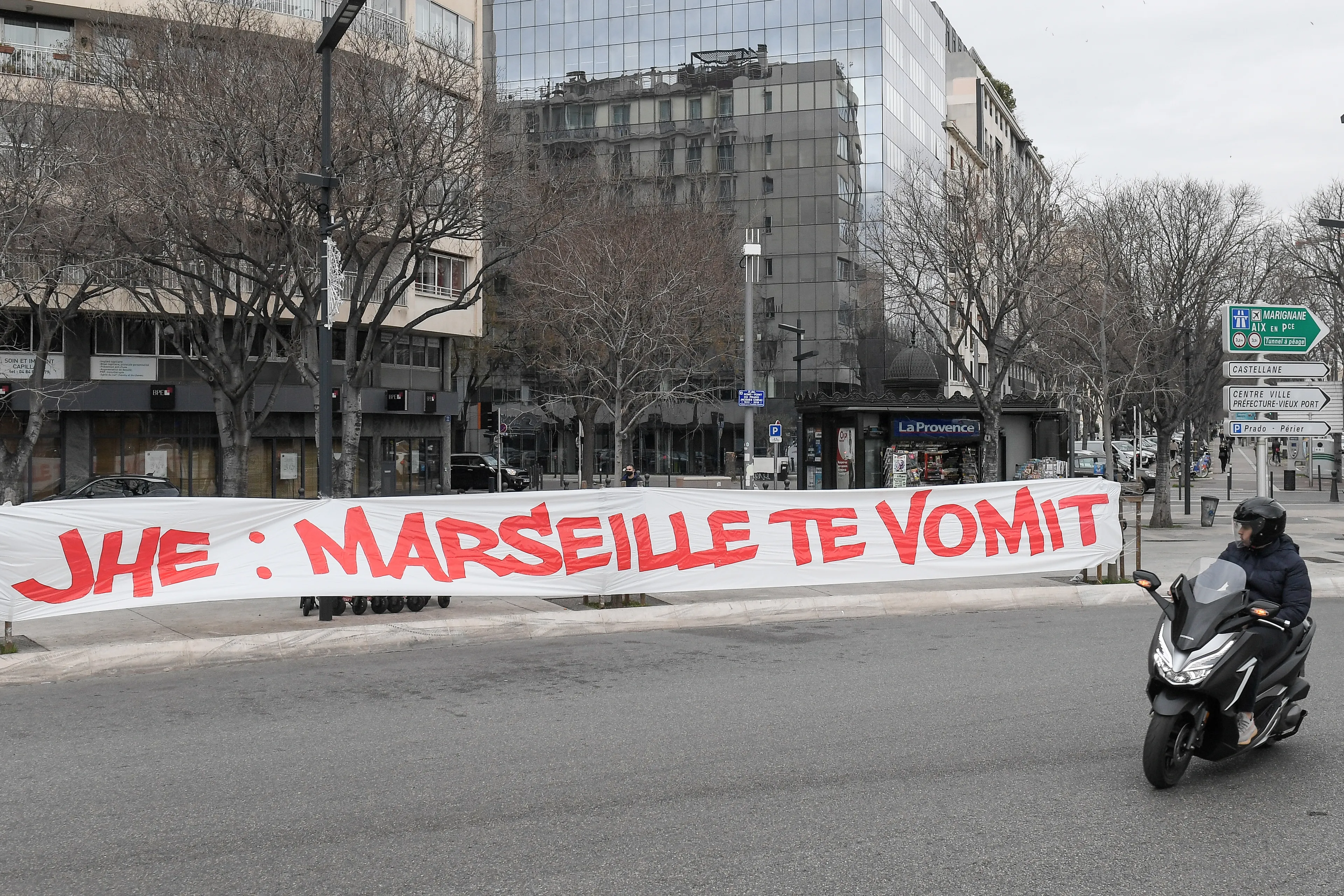 Wedstrijd Olympique Marseille uitgesteld na bestorming boze fans