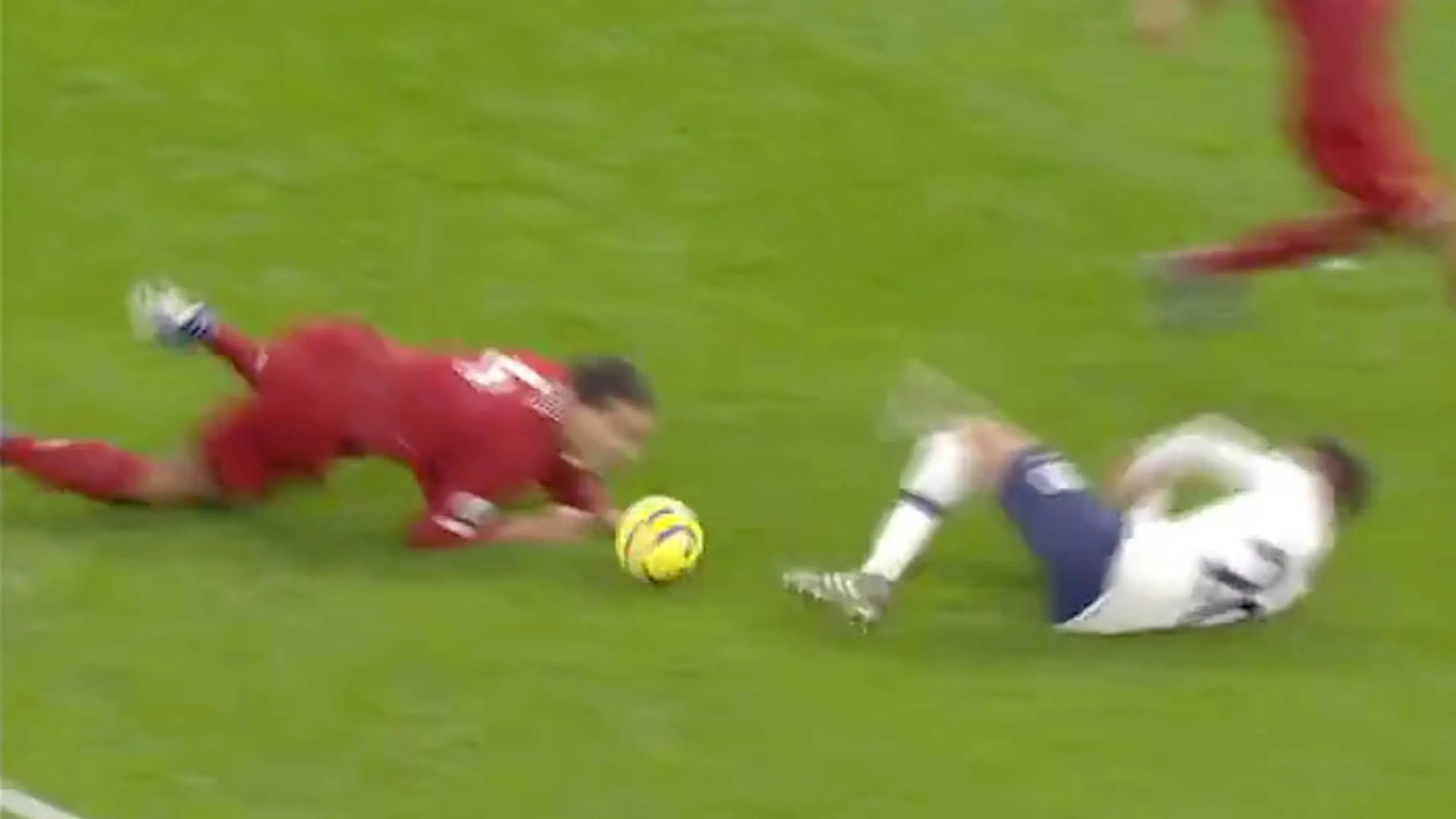 Van Dijk stopt Alli met ijzersterke tackle