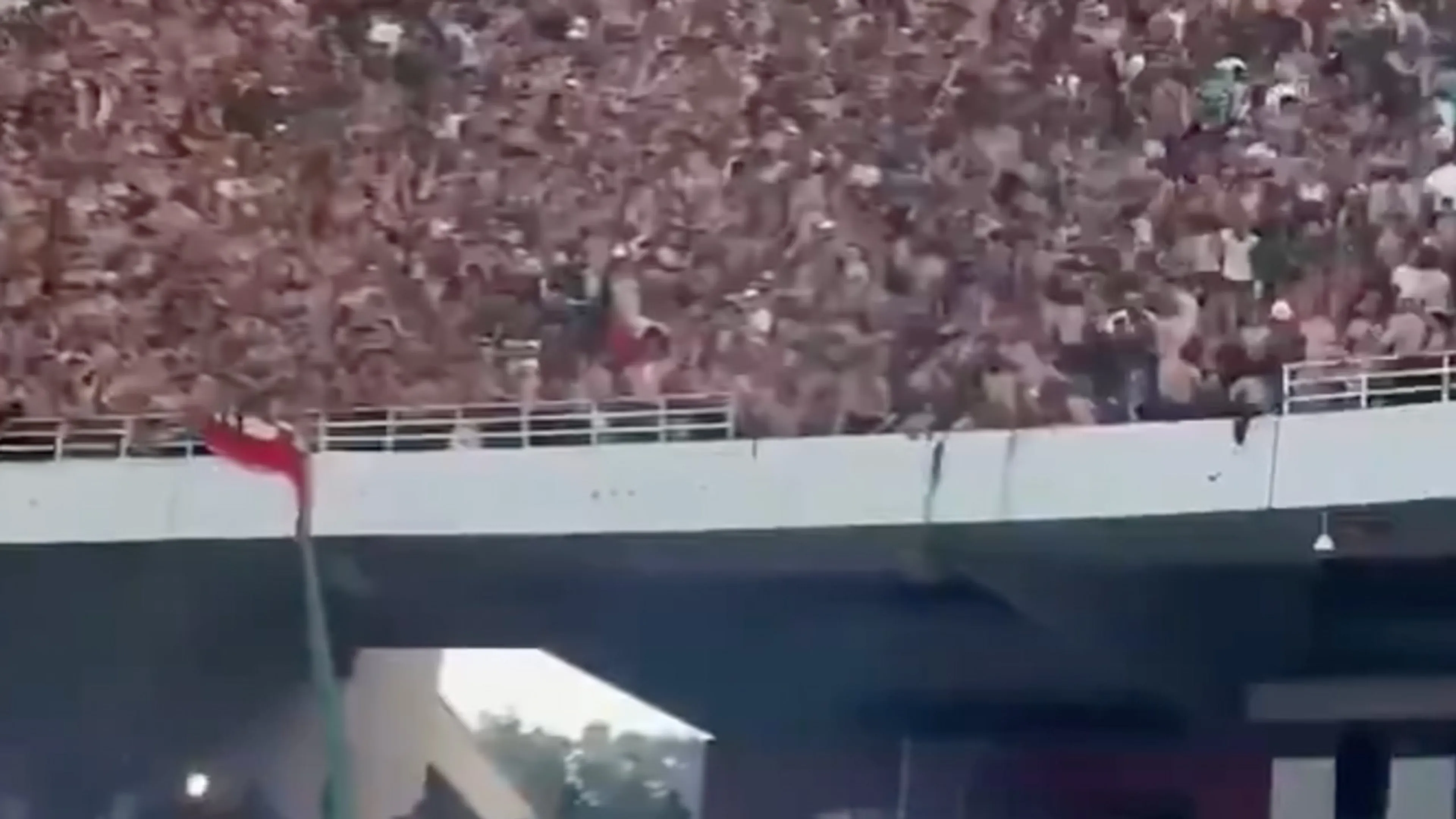 Schokkende beelden: supporters vallen van tribune bij stadionramp in Algerije