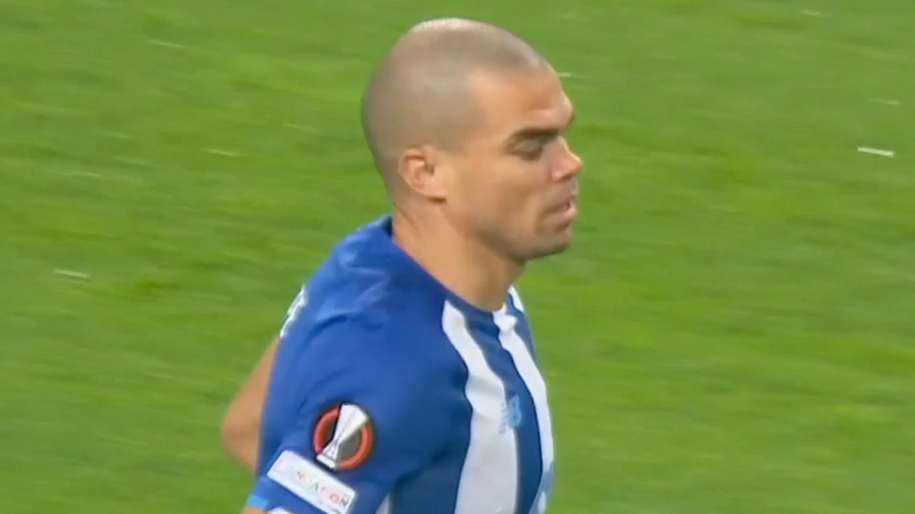KANS: Pepe kopt rakelings naast namens FC Porto