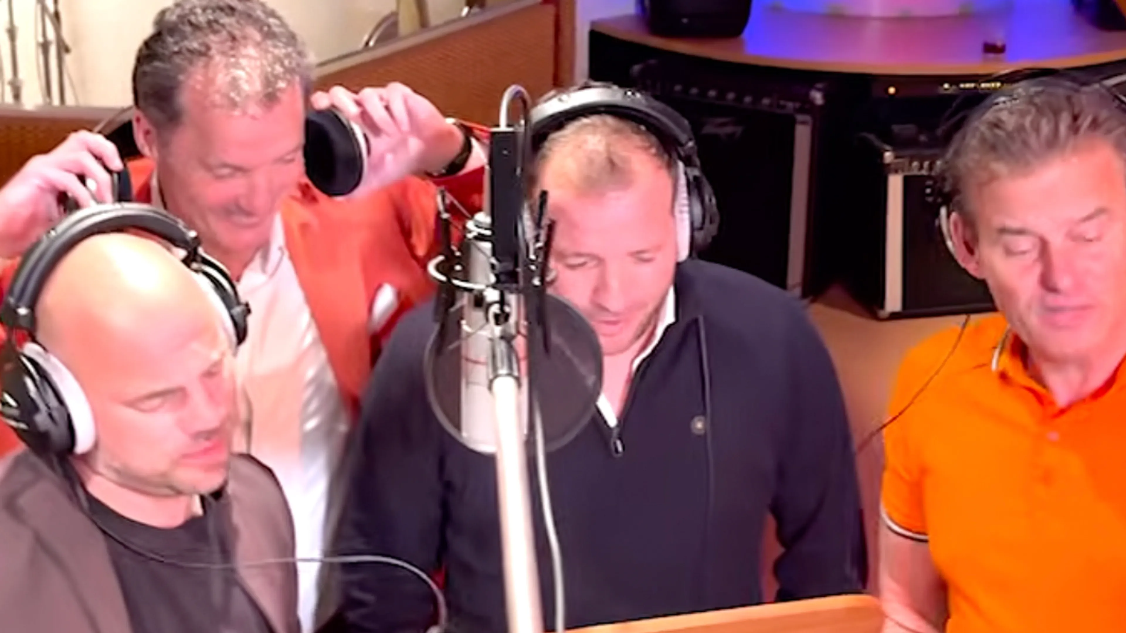 Zien: De videoclip van de speciale WK-versie van 'Koekoek!'
