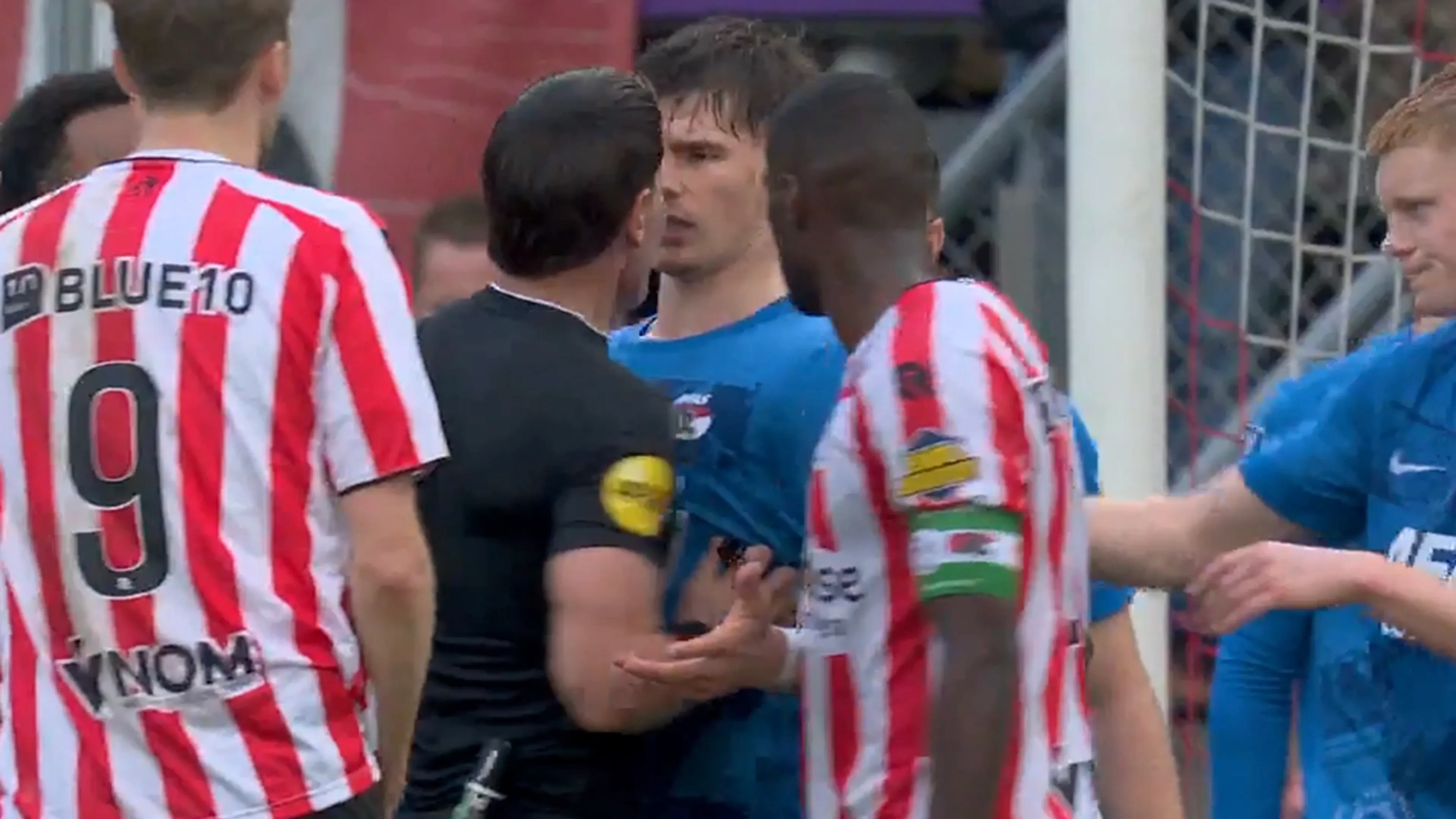 Video: Danny Makkelie is Wouter Goes helemaal zat en duwt AZ-verdediger aan de kant