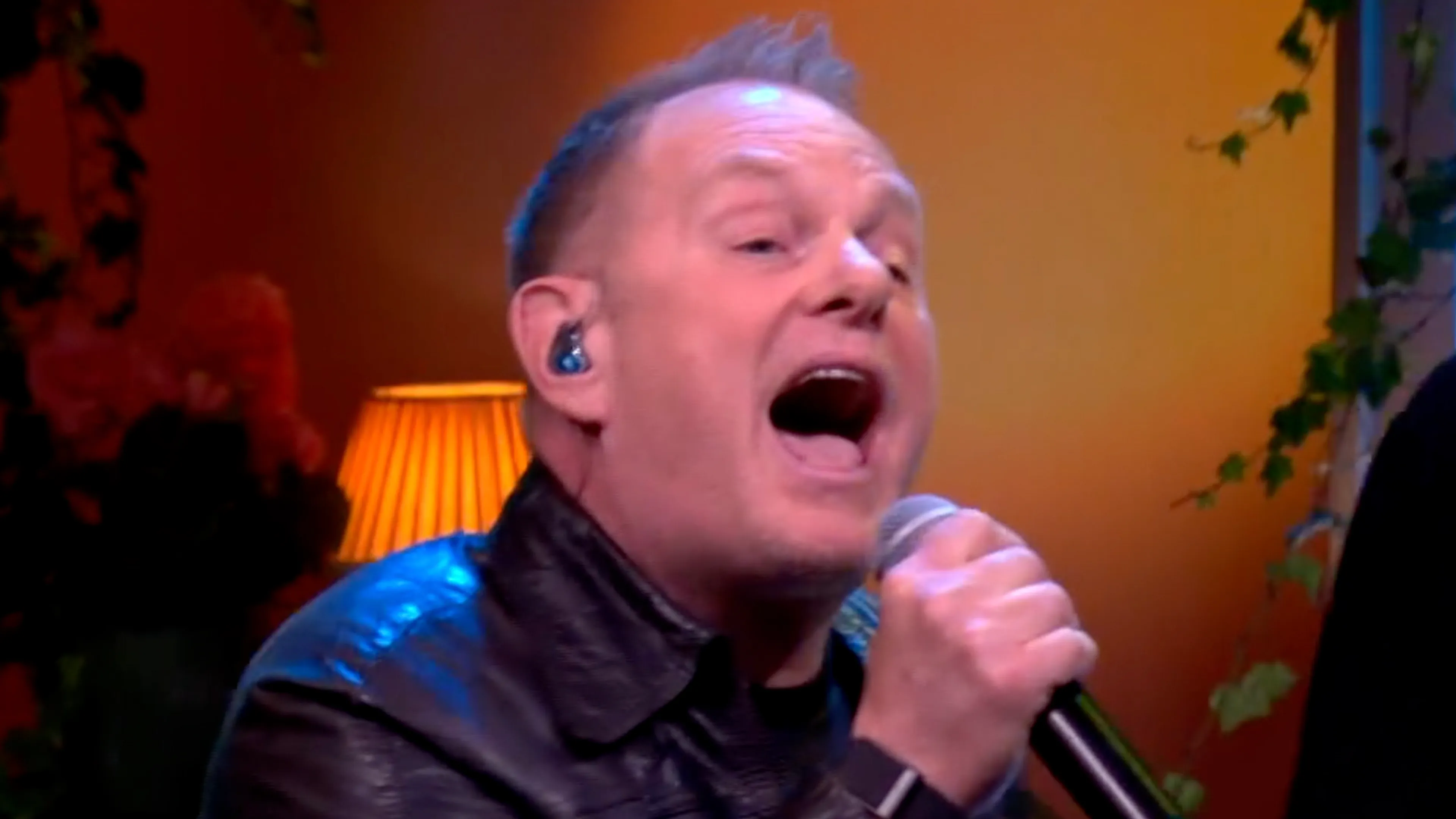 Martijn Fischer zingt single 'Jij Bent 'T Feestje' in de commercialbreak van De Oranjezondag!