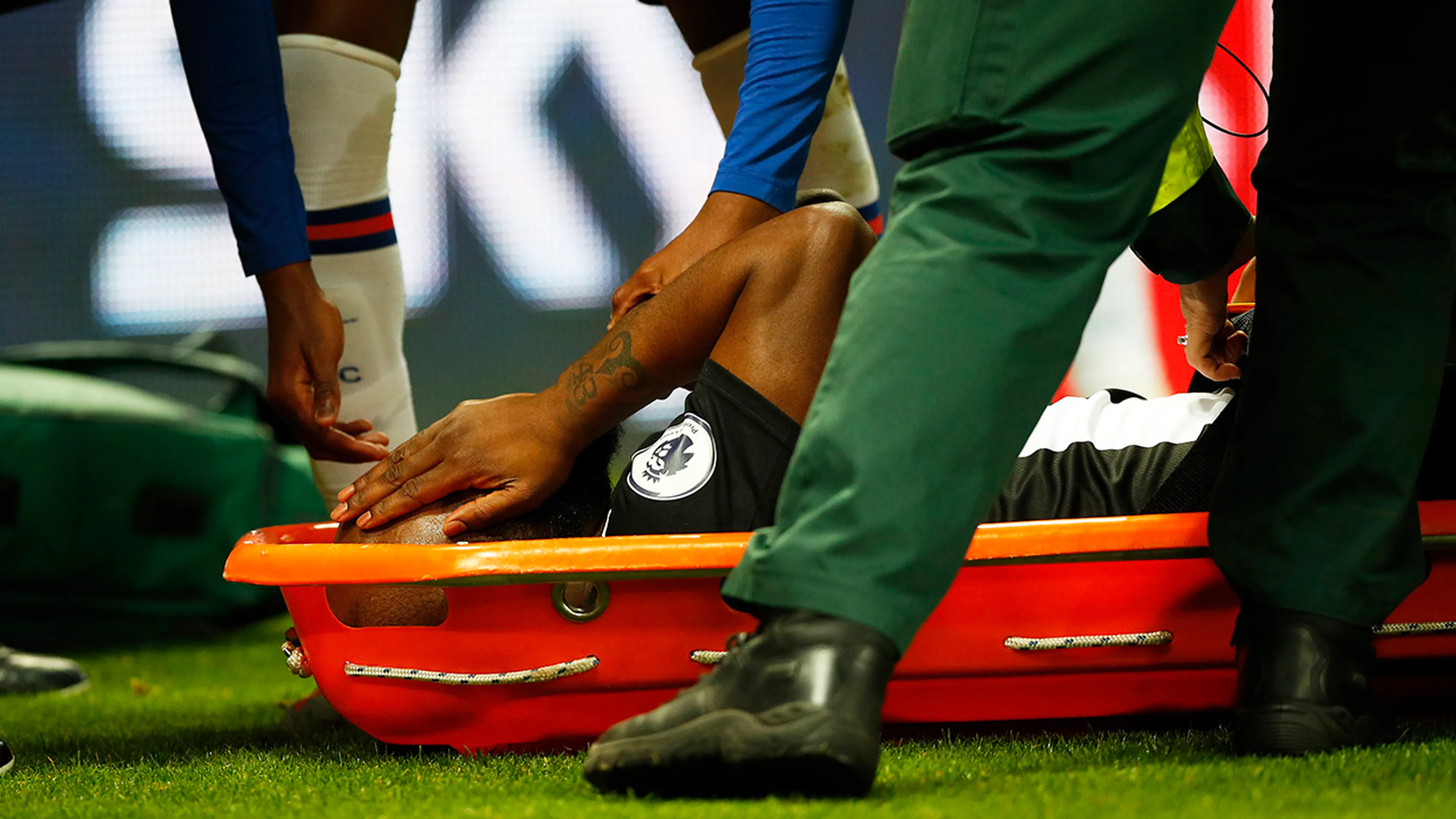Verdediger Willems per brancard van het veld bij Newcastle