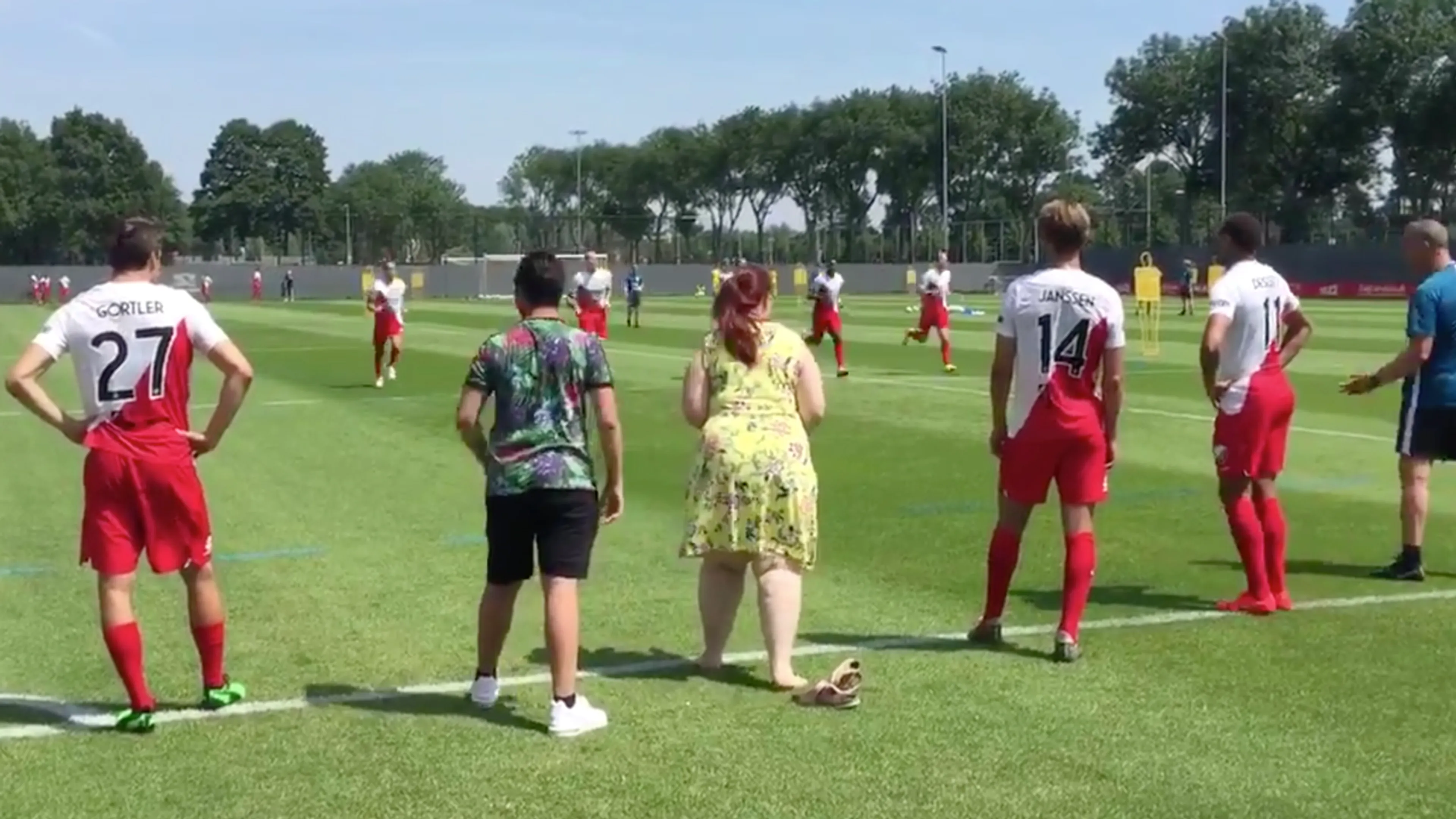 Van den Brom laat fans meesprinten tijdens training Utrecht